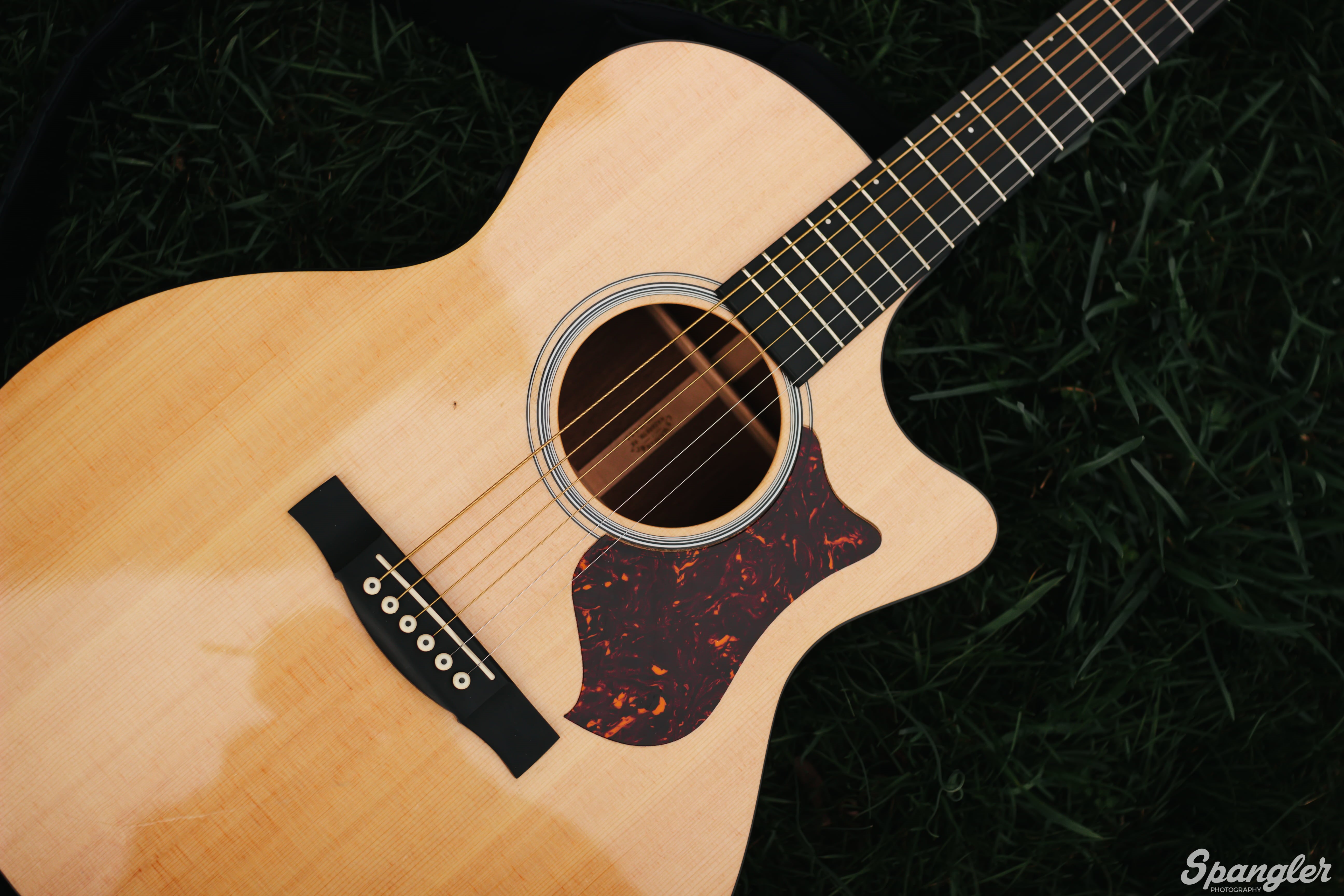 musical equipment, leisure activity, still life, 5K, real people, day, acoustic guitar, playing, wood - material, cutaway, music, musical instrument, musical instrument string, HD Wallpaper