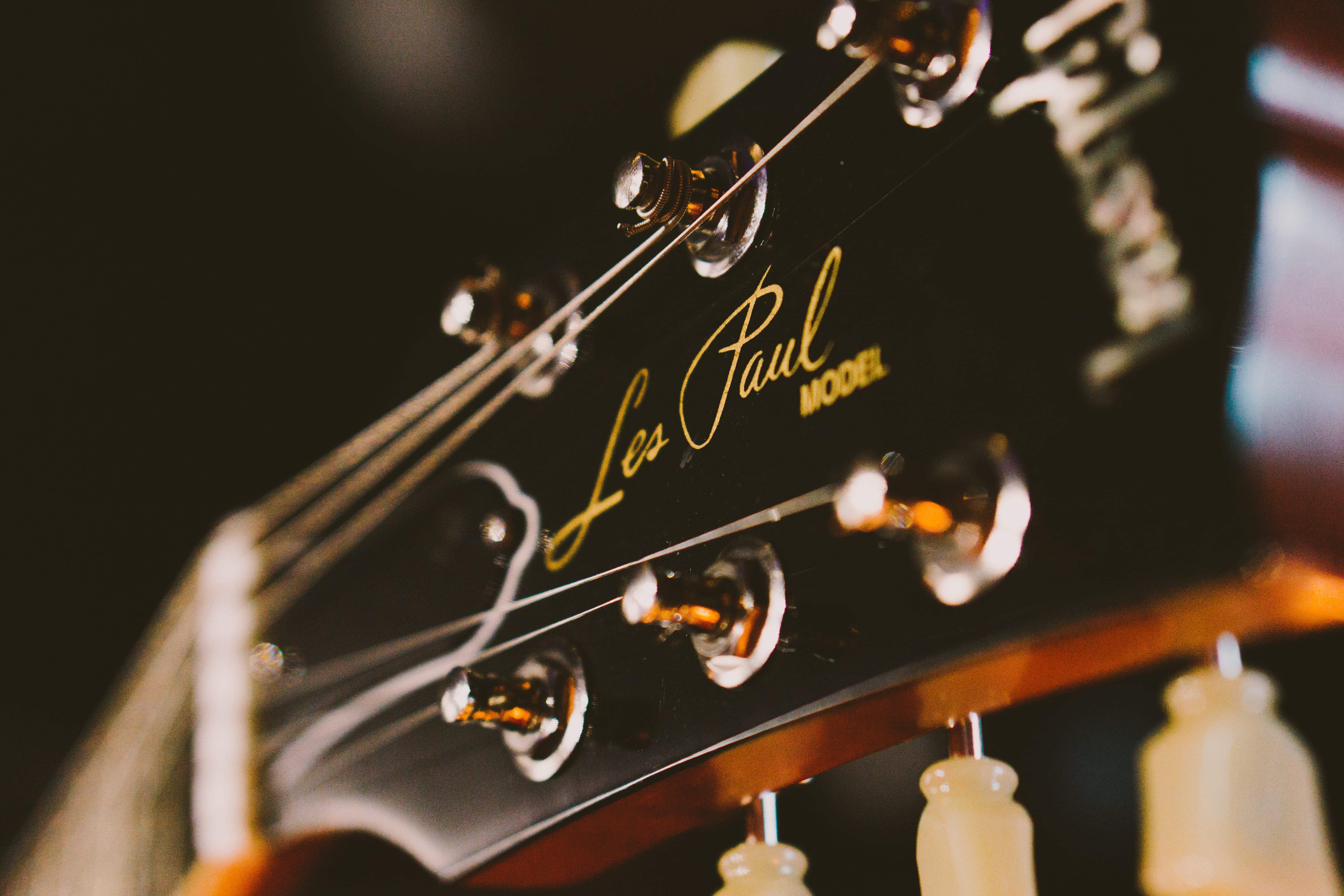 indoors, studio shot, electric guitar, selective focus, string, les paul, instrument, music, paul, arts culture and entertainment, HD Wallpaper