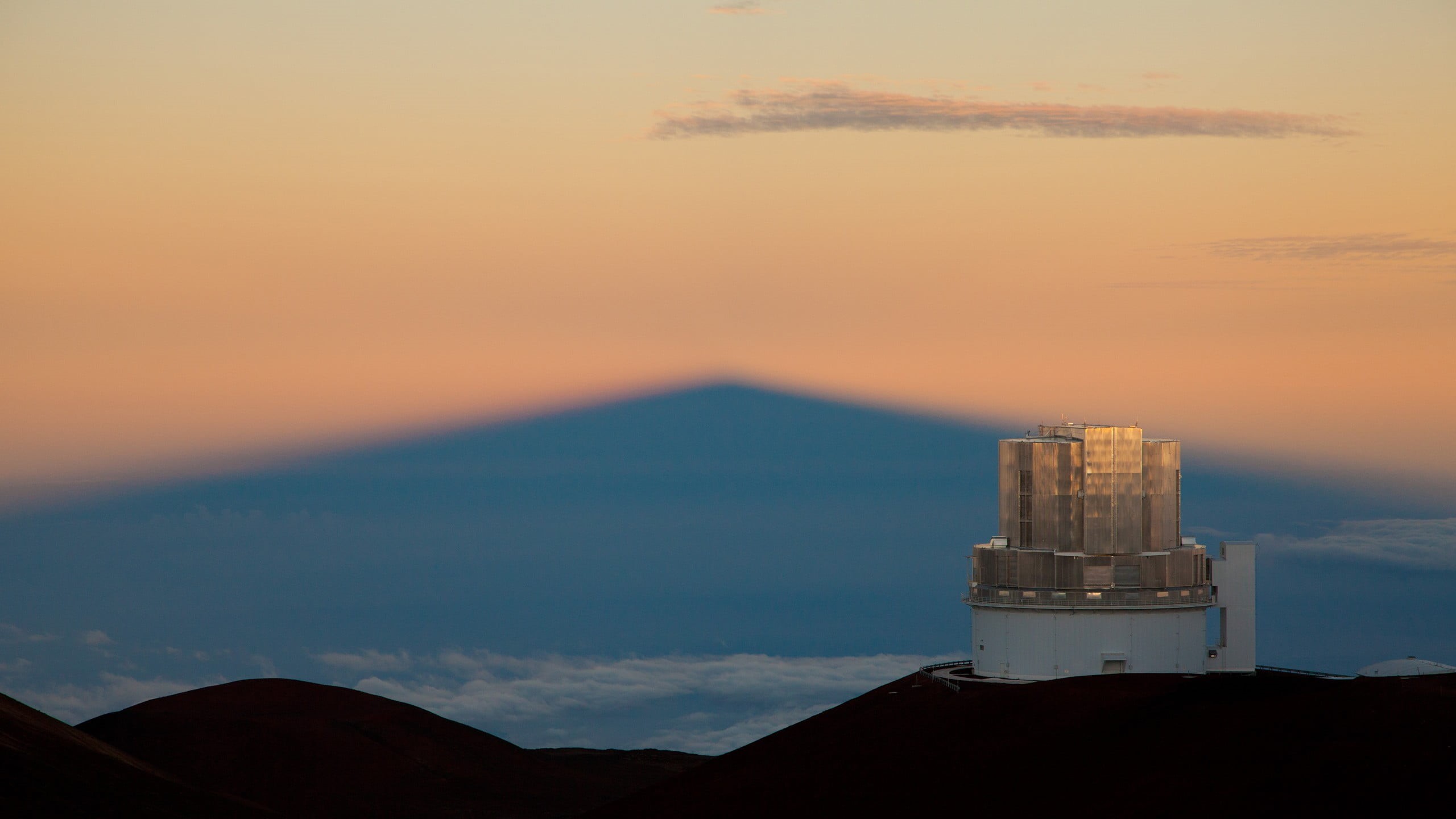 tower, orange color, dusk, outdoors, mountain, office building exterior, hills, nature, concrete, building, Hawaii, no people, beauty in nature, landscape, HD Wallpaper