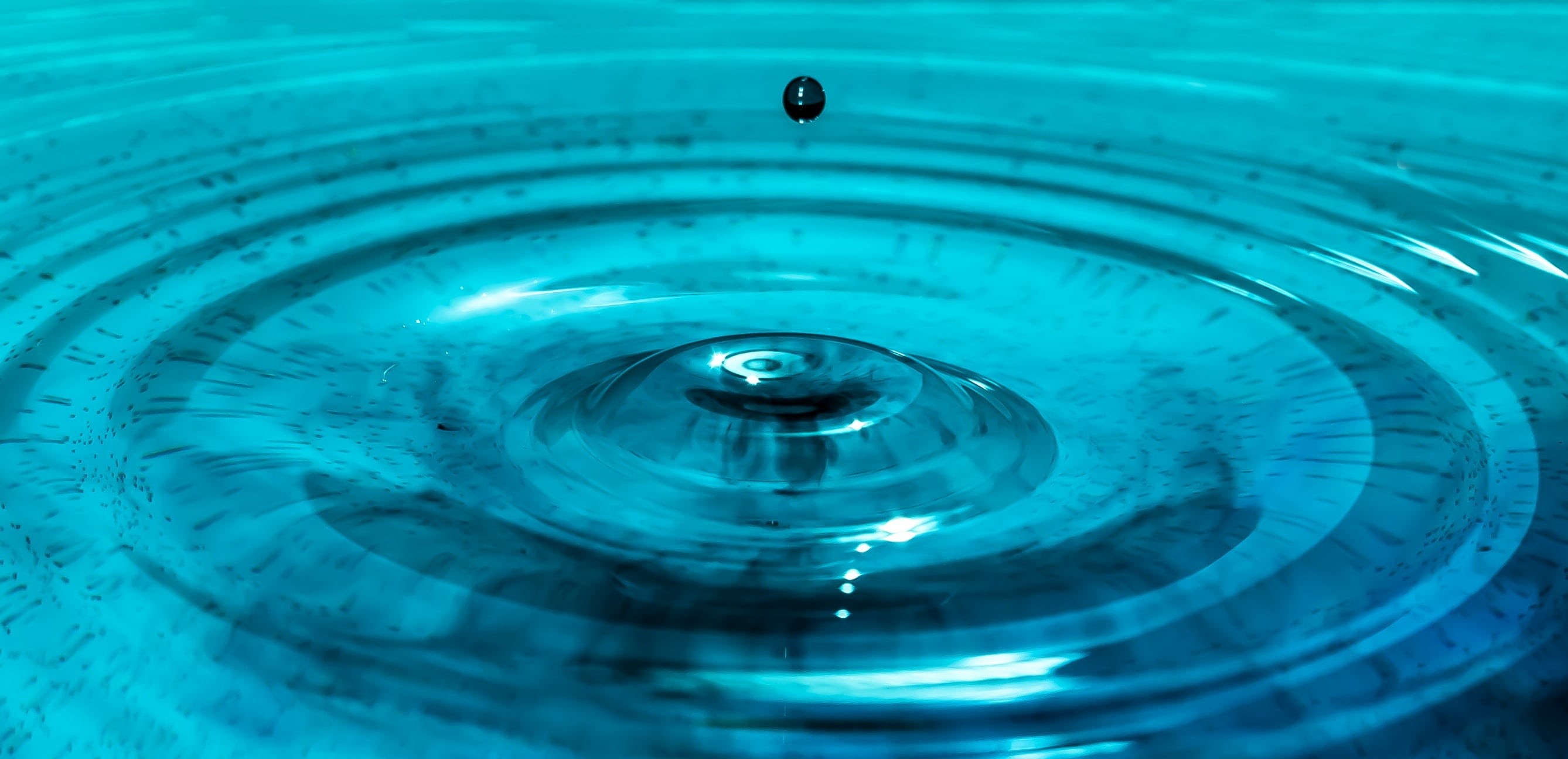 drops photography, sink, motion, full frame, running water, drop of water, wave motion, backgrounds, splash, 2K, bluish, impact, drops of water, day, flow, HD Wallpaper