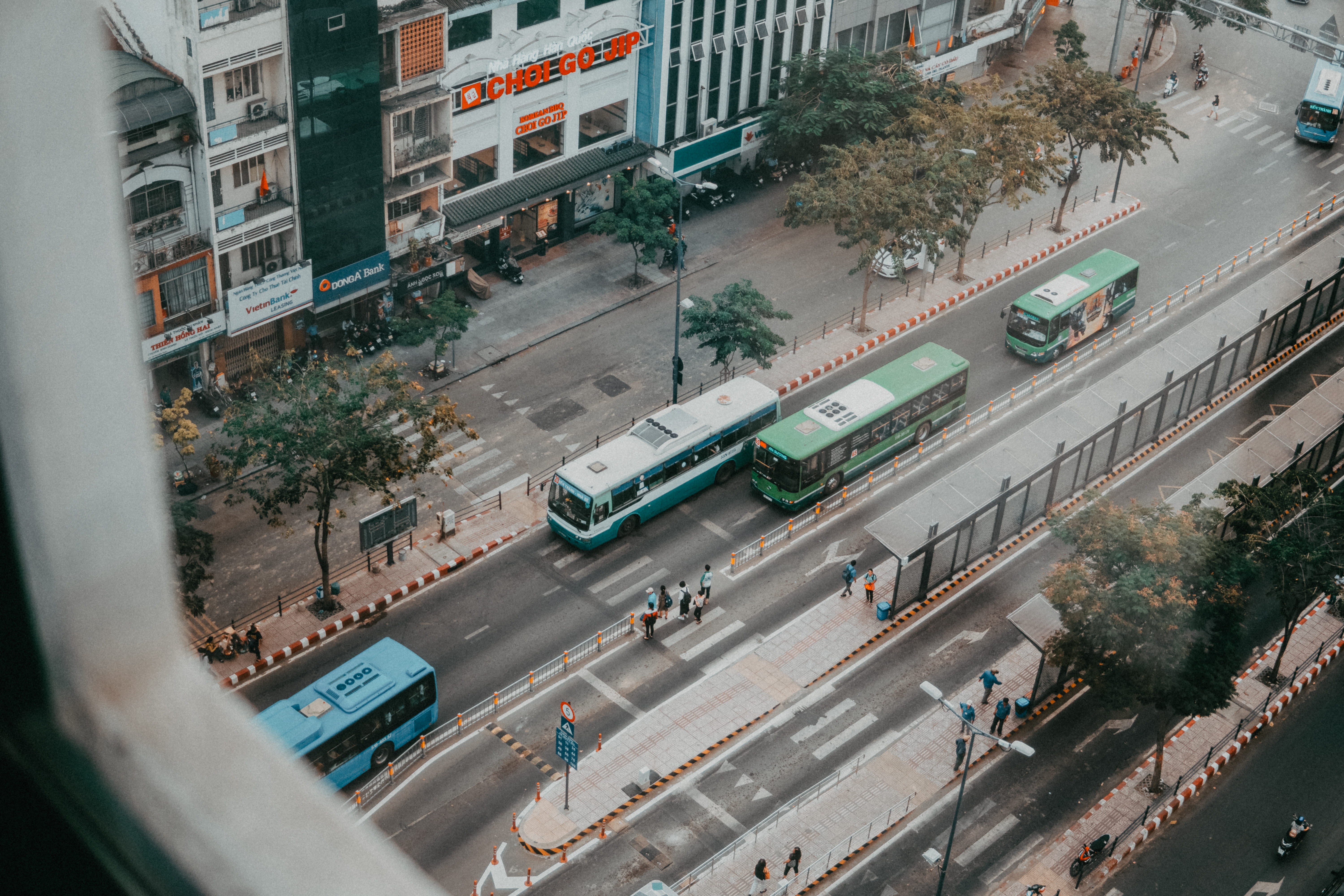 city, road marking, building, bus station - sai gon, land vehicle, vehicle, motor vehicle, day, transportation, human, 5K, person, building exterior, white, HD Wallpaper