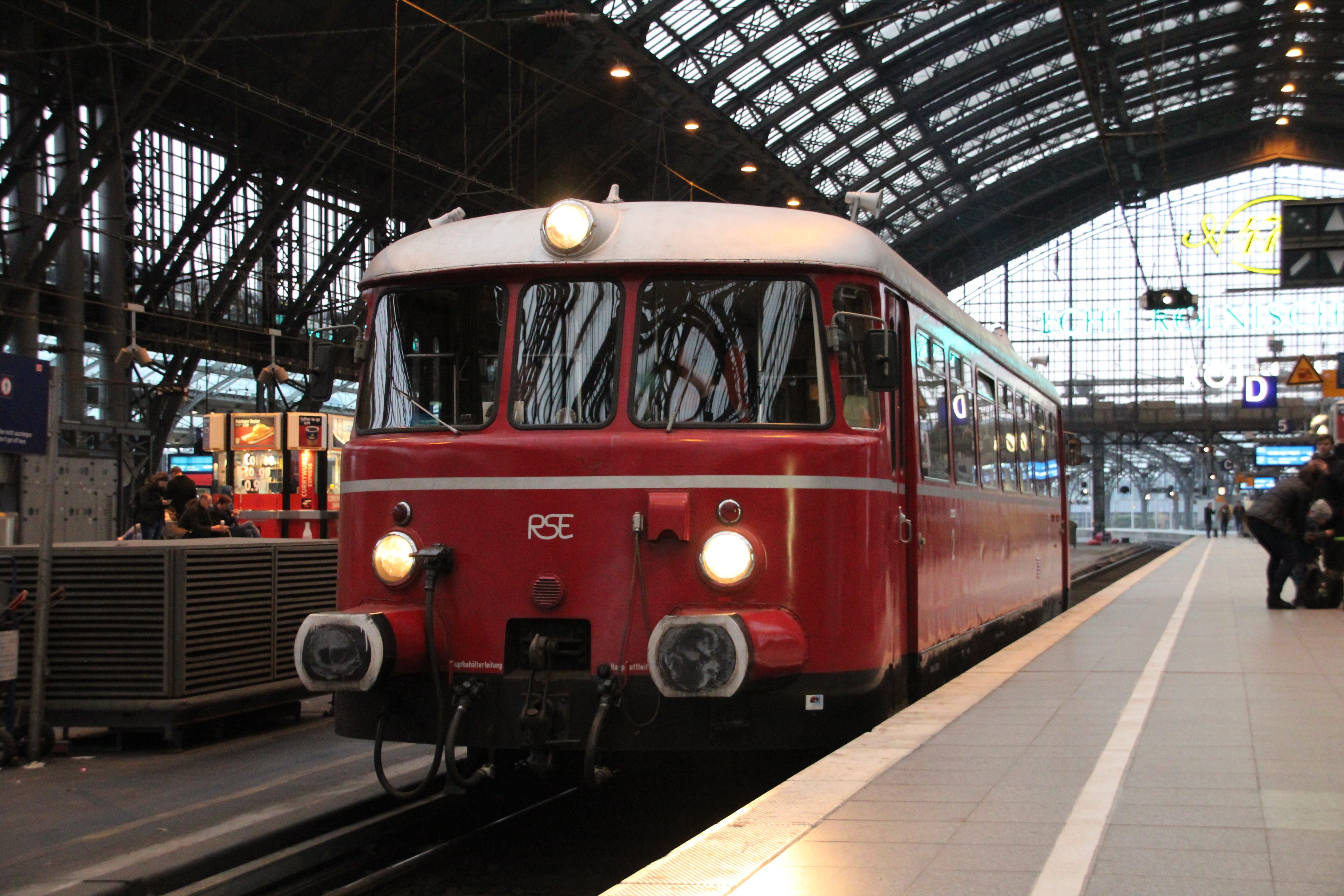 mode of transportation, real people, transport system, track, travel, incidental people, 5K, railway line, public means of transport, commuter, arrival, HD Wallpaper