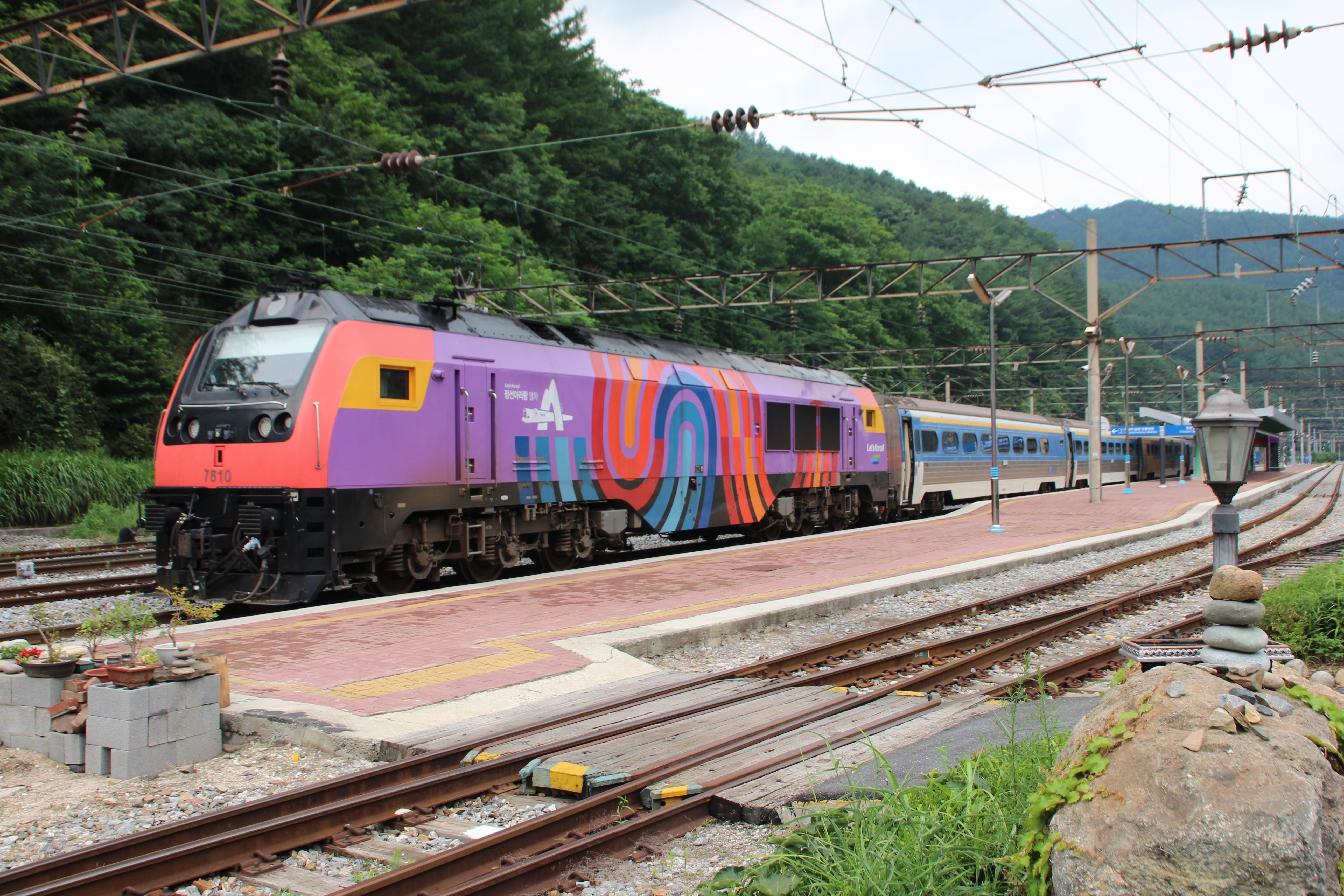 5K, bus, coach, passenger, power line, train, tree, outdoors, transportation, travel, day, rail transportation, diesel, plant, platform, sky, cable, korea, HD Wallpaper
