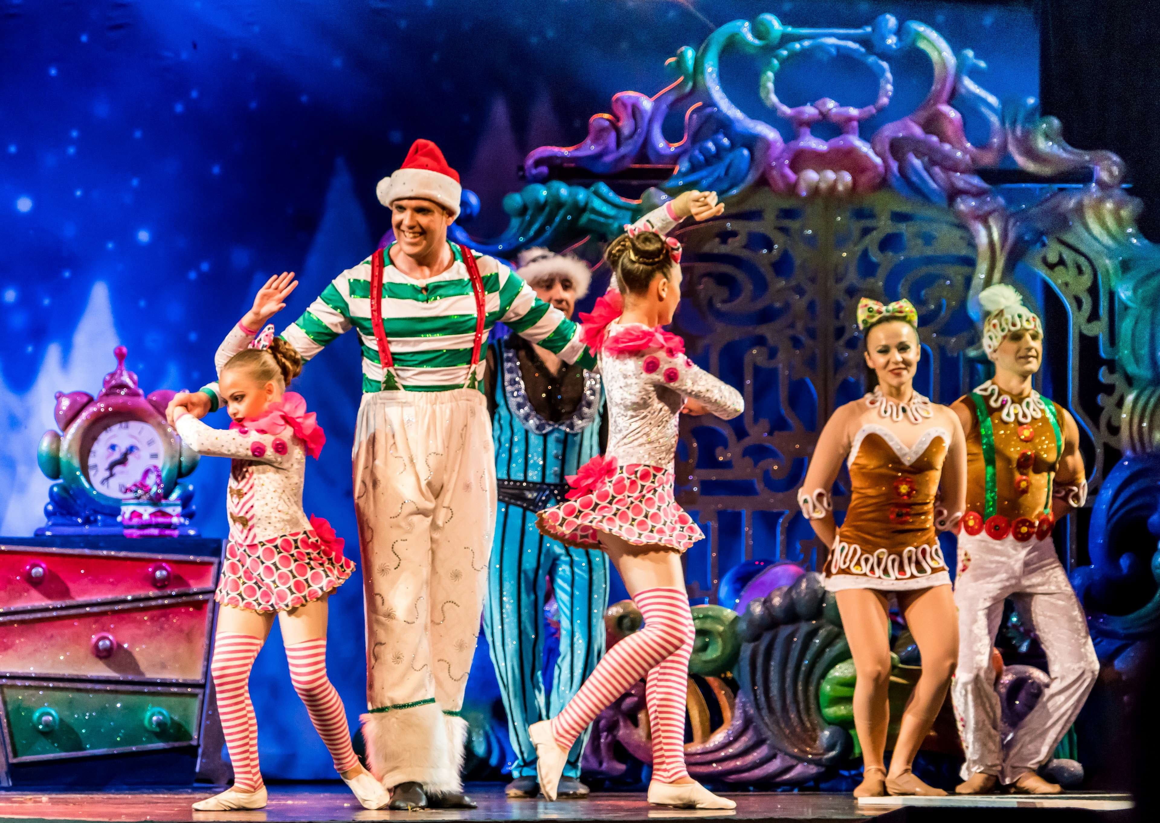 focus on foreground, representation, portrait, performance, multi colored, group of people, festival, florida, caucasian, acrobats, man, cirque du soleil, HD Wallpaper