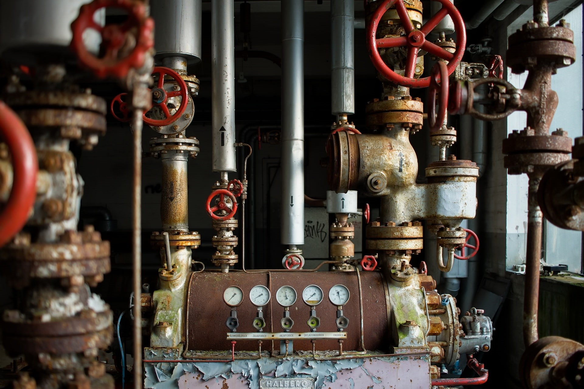 selective focus, fuel and power generation, abandoned, valve, pipes, no people, machine part, machine valve, gauge, machinery, focus on foreground, instrument of measurement, HD Wallpaper