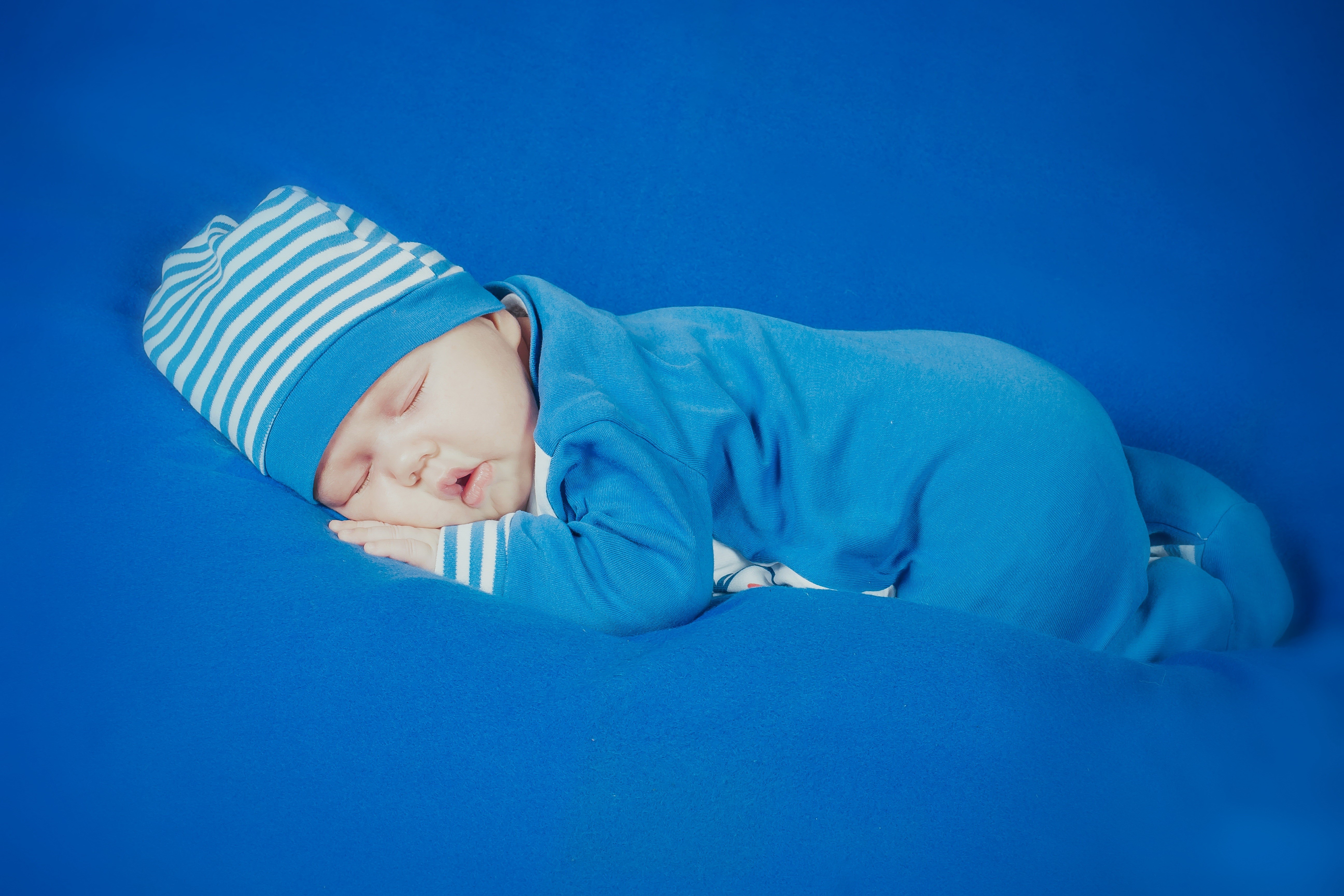 one person, mom, photographing children, boys, young, babe, childhood, boy, relaxation, colored background, studio shot, small, eyes closed, lying down, HD Wallpaper