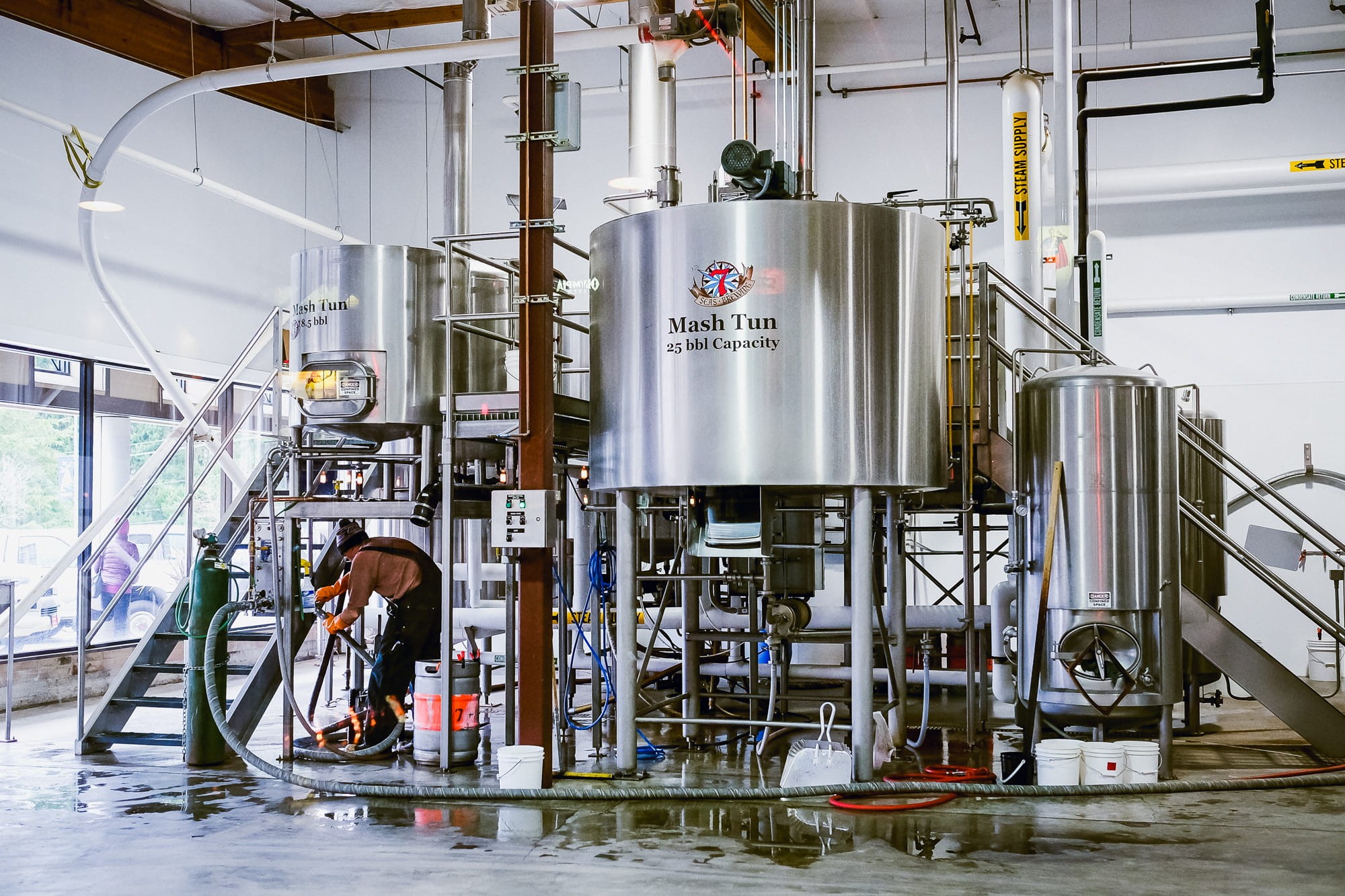manufacturing equipment, manufacturing, occupation, food and drink industry, real people, stainless, factory, architecture, brewery, machinery, silver, HD Wallpaper