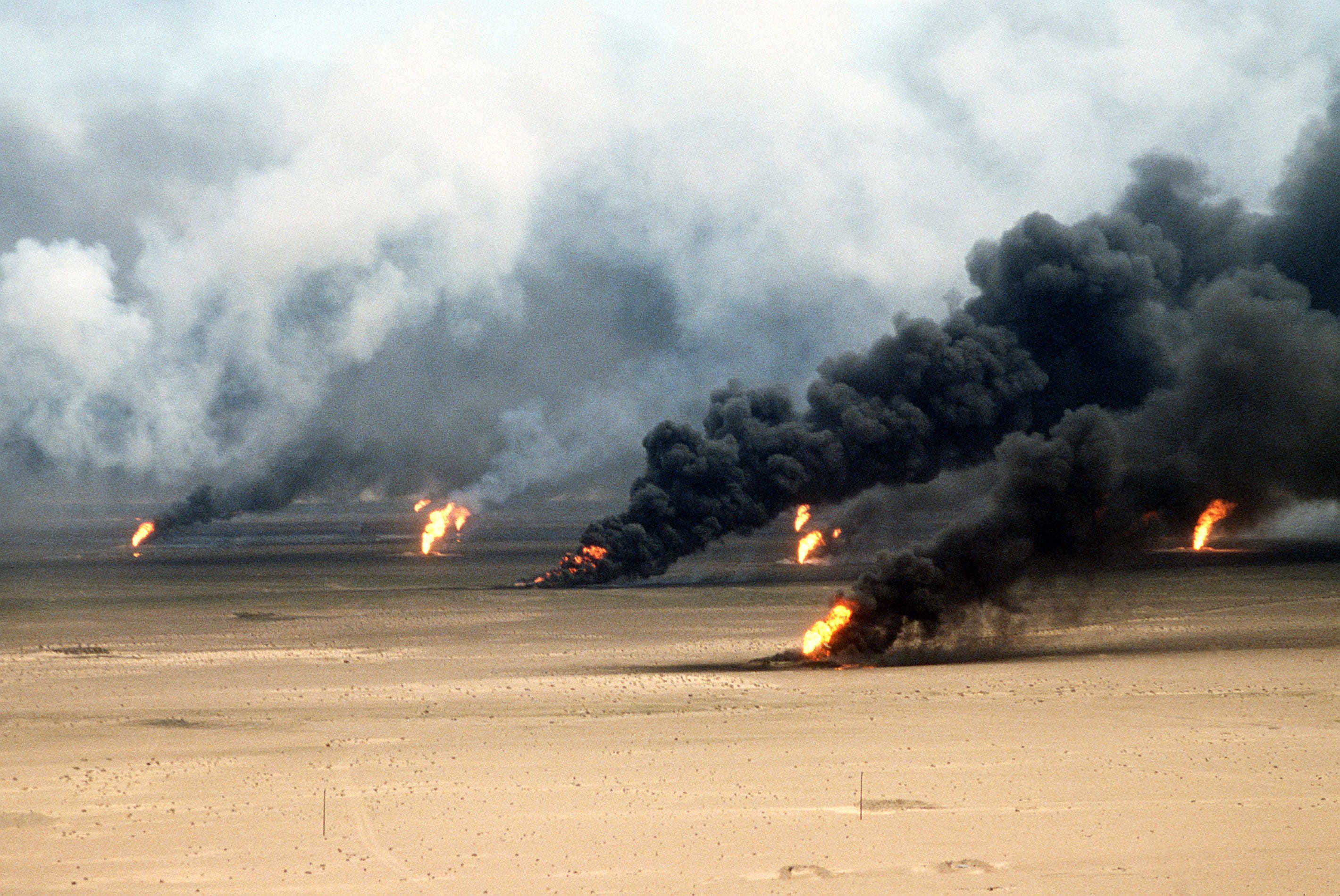 heat - Temperature, war, pollution, burning, Kuwait City, fire - Natural Phenomenon, nature, air pollution, 2K, rage, photos, city, public domain, accidents and disasters, HD Wallpaper
