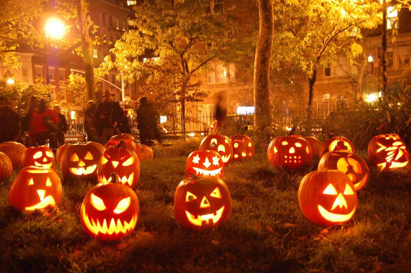 Halloween, 720P, jack, craft, pumpkin, night, lot, face, lights, glowing, tree, decor, illuminated, celebration, creativity, outdoors, city, o, jack o lantern, HD Wallpaper