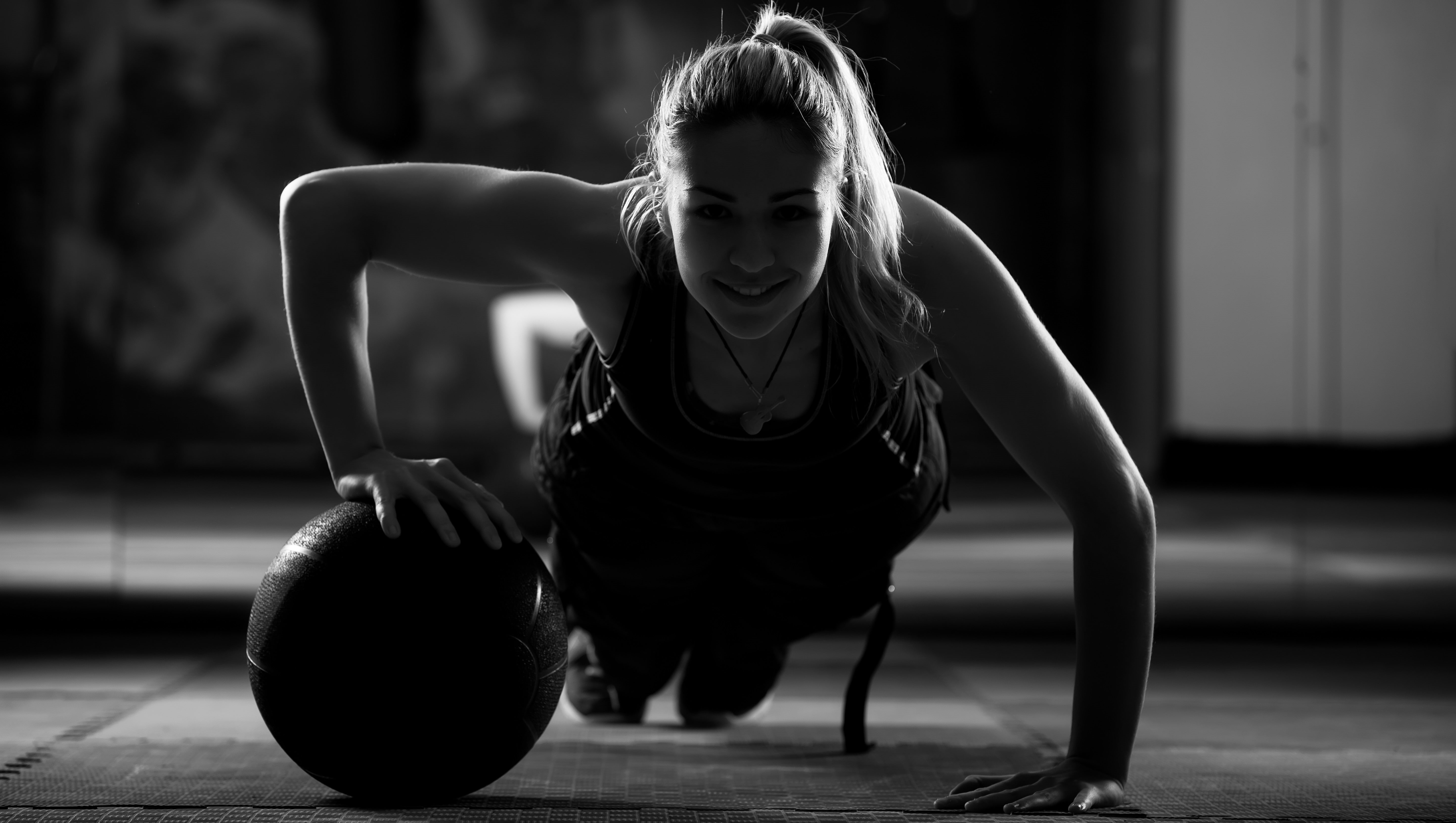 shadows, 5K, crossfit, workout, woman, ball training, HD Wallpaper