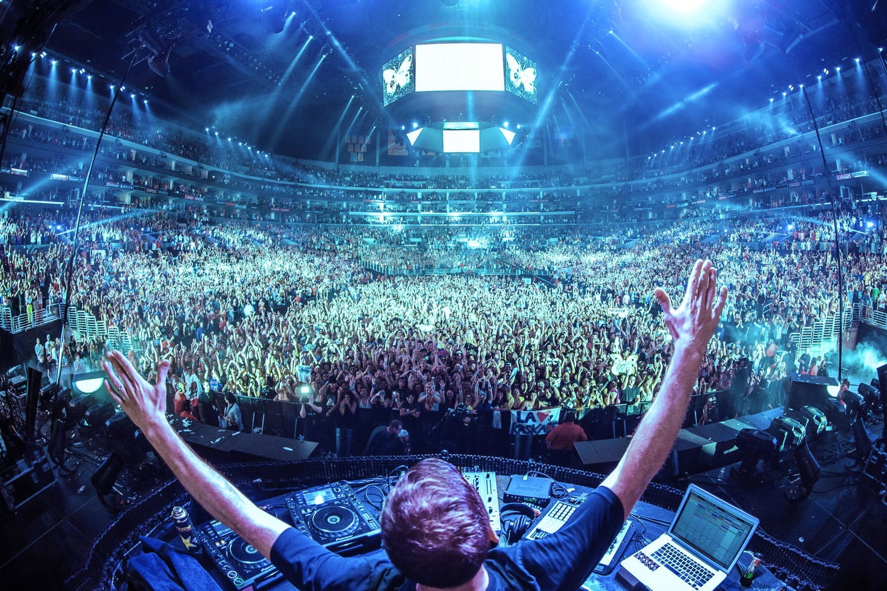 720P, real people, shirt, crew, arts culture and entertainment, spectator, musician, crowd, positive emotion, emotion, arms raised, group of people, neck, HD Wallpaper