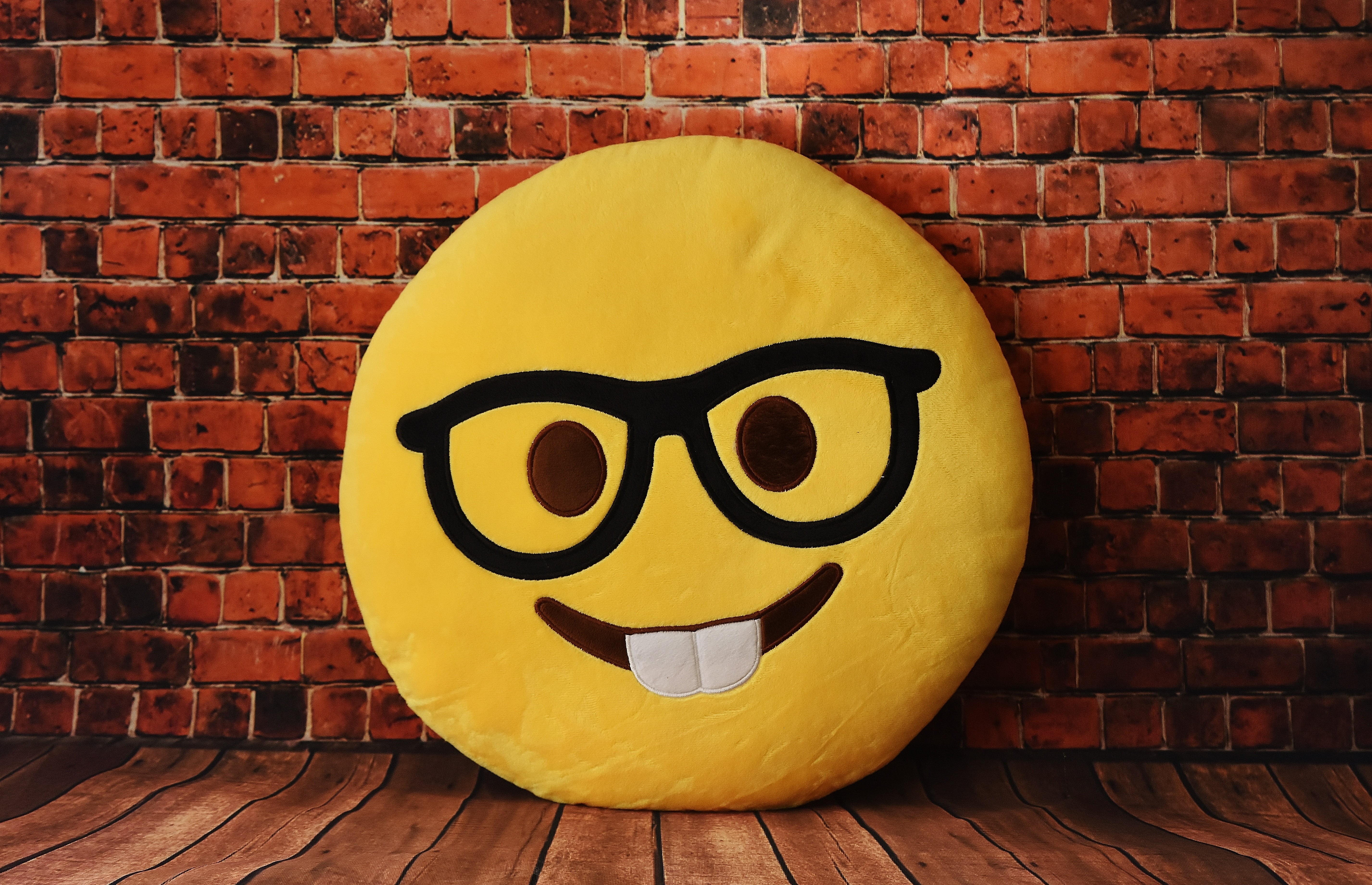brick wall, humor, close-up, anthropomorphic, wall - building feature, smiley, anthropomorphic face, built structure, fun, wood - material, autumn, emoji, HD Wallpaper