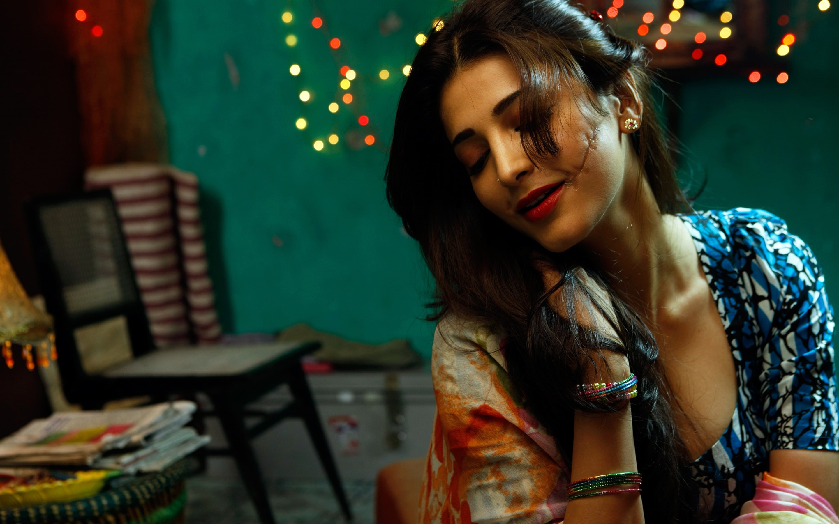 headshot, leisure activity, indoors, long hair, d, front view, day, 2K, real people, haasan, women, sitting, shruti, focus on foreground, young adult, HD Wallpaper