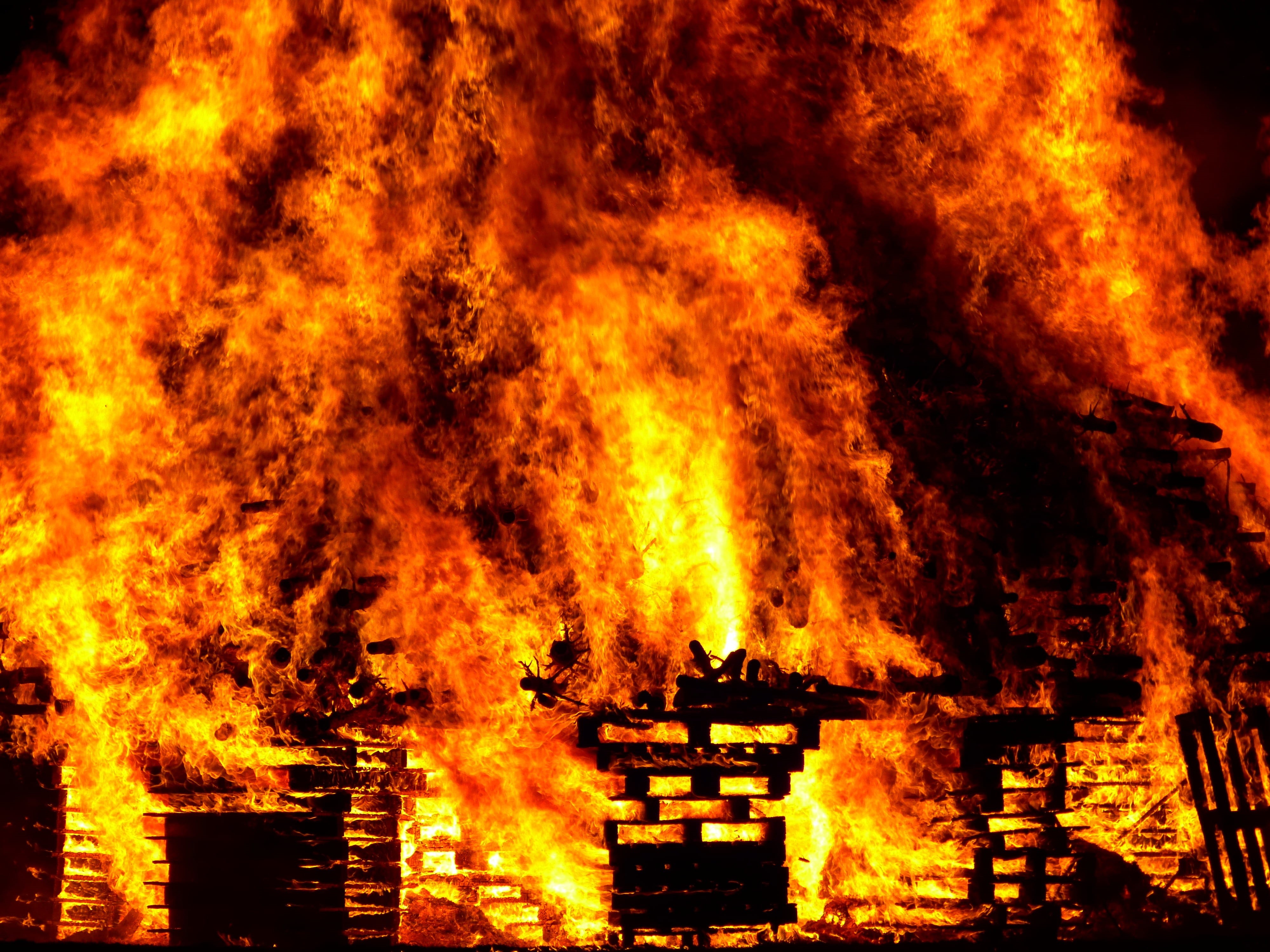 yellow, accidents and disasters, architecture, house, sign, fire, hell, night, glowing, burning, frühlingsanfang, spark fire, radio, fire - natural phenomenon, HD Wallpaper