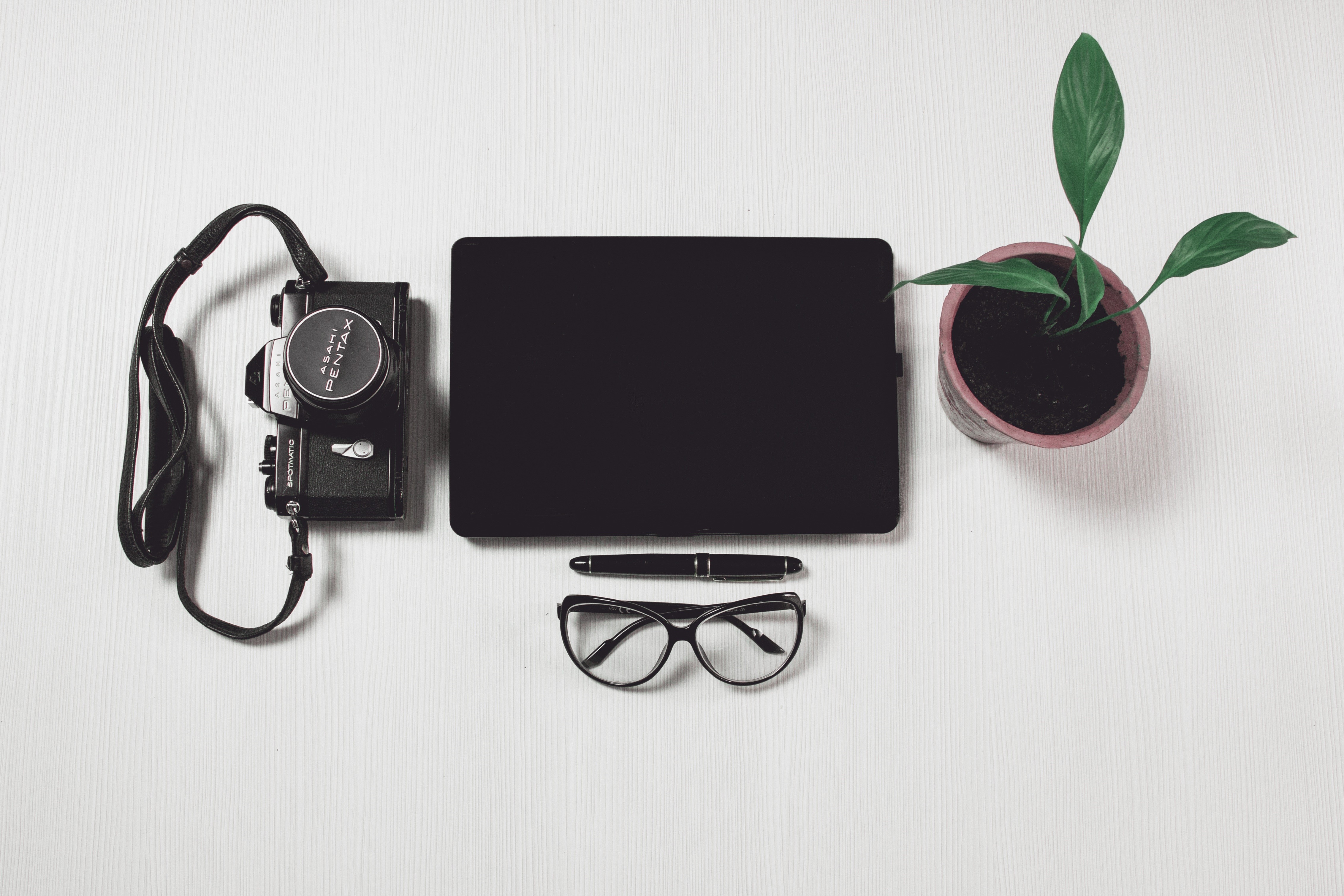 near, tablet, close-up, twist, directly above, framed, white, photography themes, office, portable information device, internet, occupation, communication, HD Wallpaper