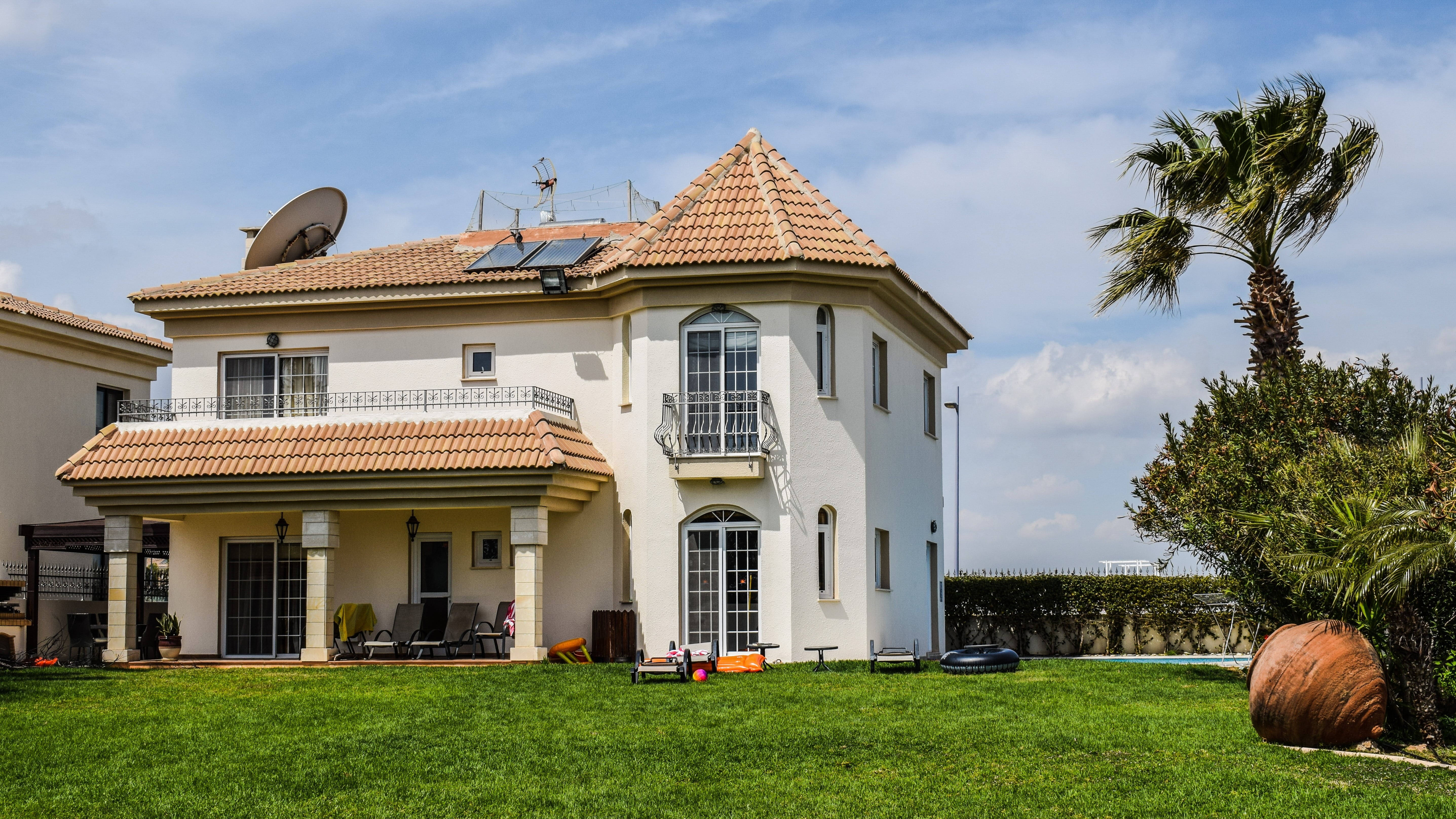 lawn, tropical climate, concrete, real estate, architecture, white, beside, luxury, property, architectural column, palm tree, building exterior, kapparis, HD Wallpaper