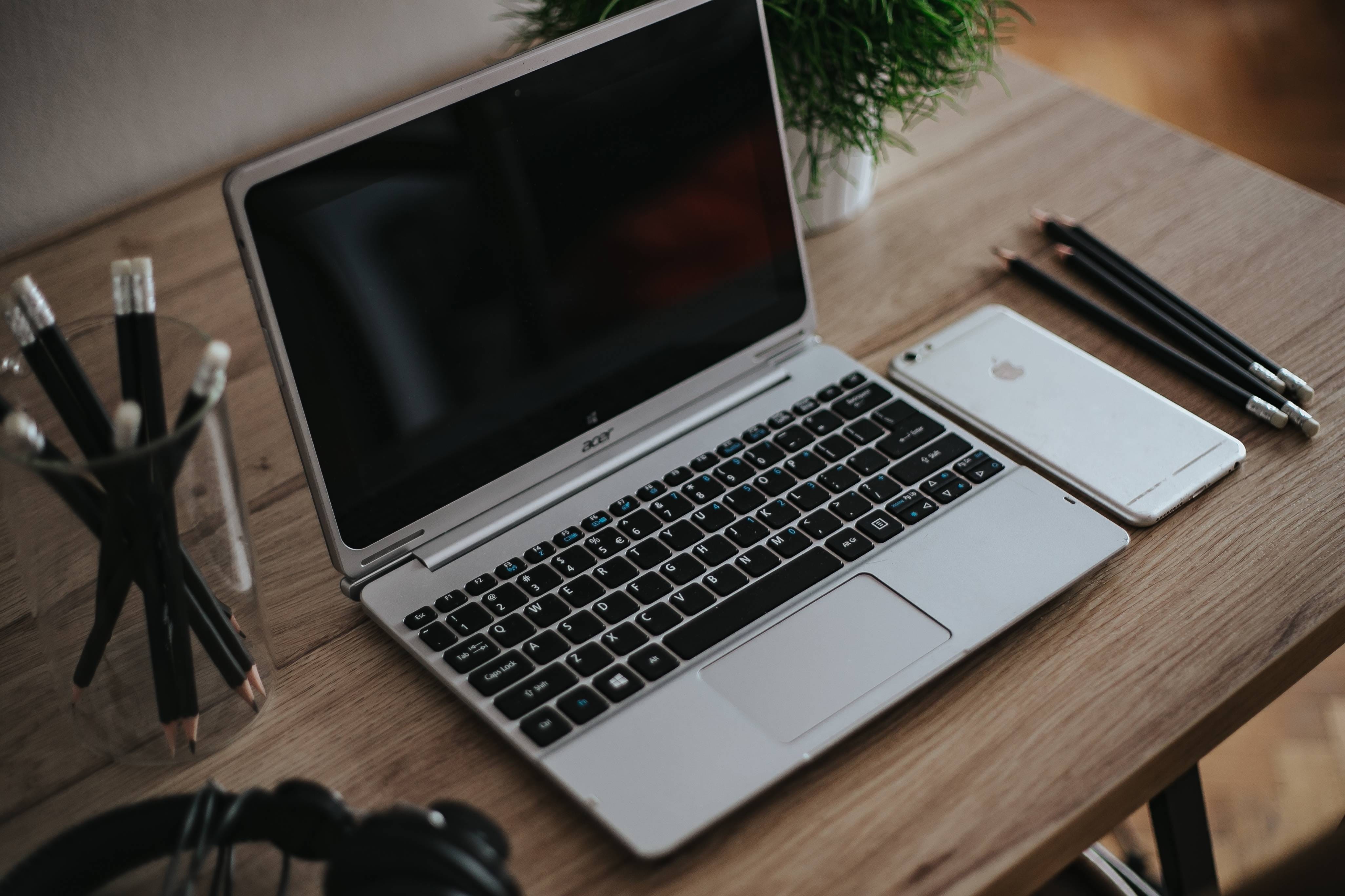 pencils, workplace, iphone, no People, internet, pC, notebook, computer Monitor, blank, Silver, desk, Apple iPhone, wireless technology, laptop, connection, HD Wallpaper