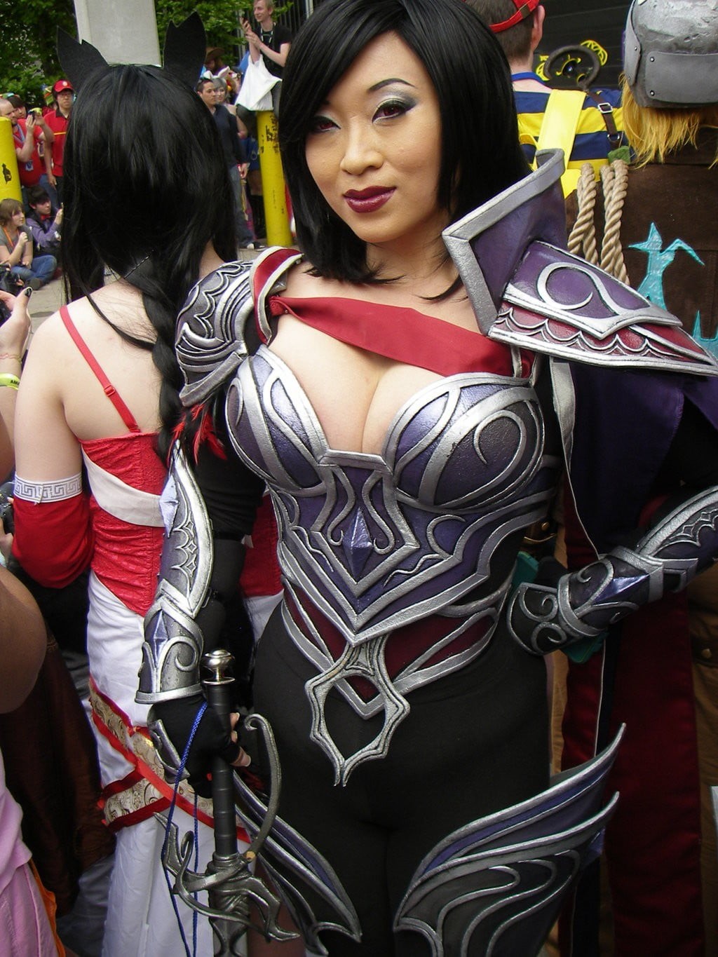 people, play, young adult, cost, women, leisure activity, armour, standing, Asian, consumerism, young women, Yaya Han, couple - relationship, hairstyle, Phone HD Wallpaper