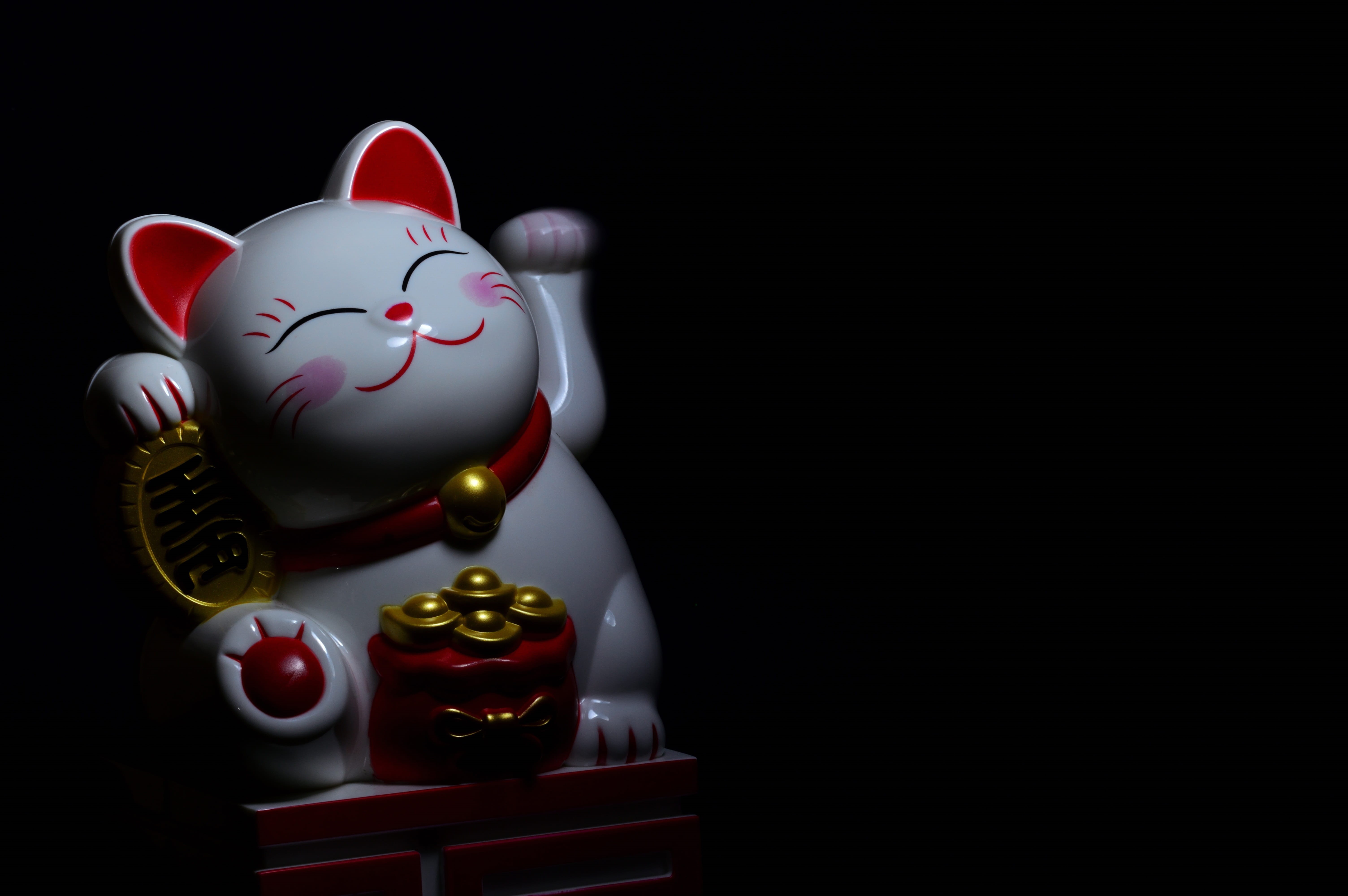 decoration, traditional, claw, animal, toy, chinese, japanese, money, no people, table, manekineko, studio shot, container, tradition, asia, lucky, figurine, HD Wallpaper