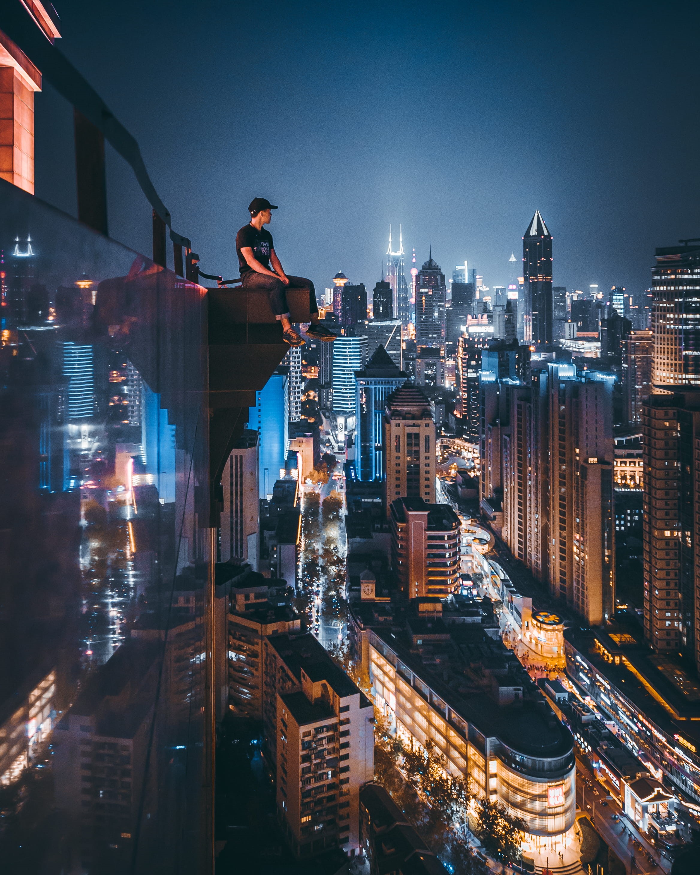 urban, city, sky, 2K, sitting, adventure, night, illuminated, man, looking out, city life, crowd, office building exterior, lifestyles, residential district, Phone HD Wallpaper