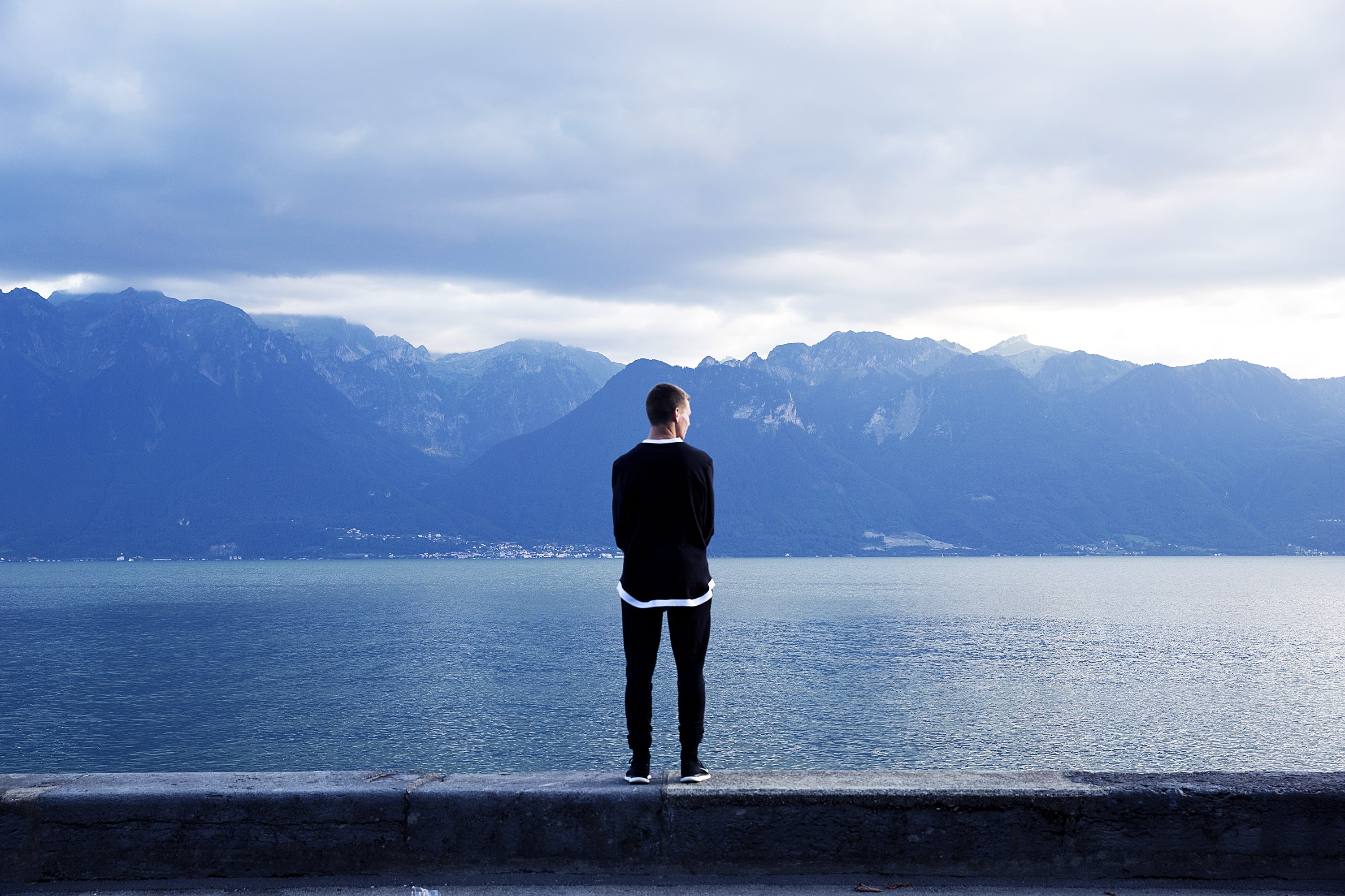 looking at view, thinking, top, mountain range, beauty in nature, one man only, rear View, business, sea, people, denim jeans, adult, full length, contemplation, HD Wallpaper