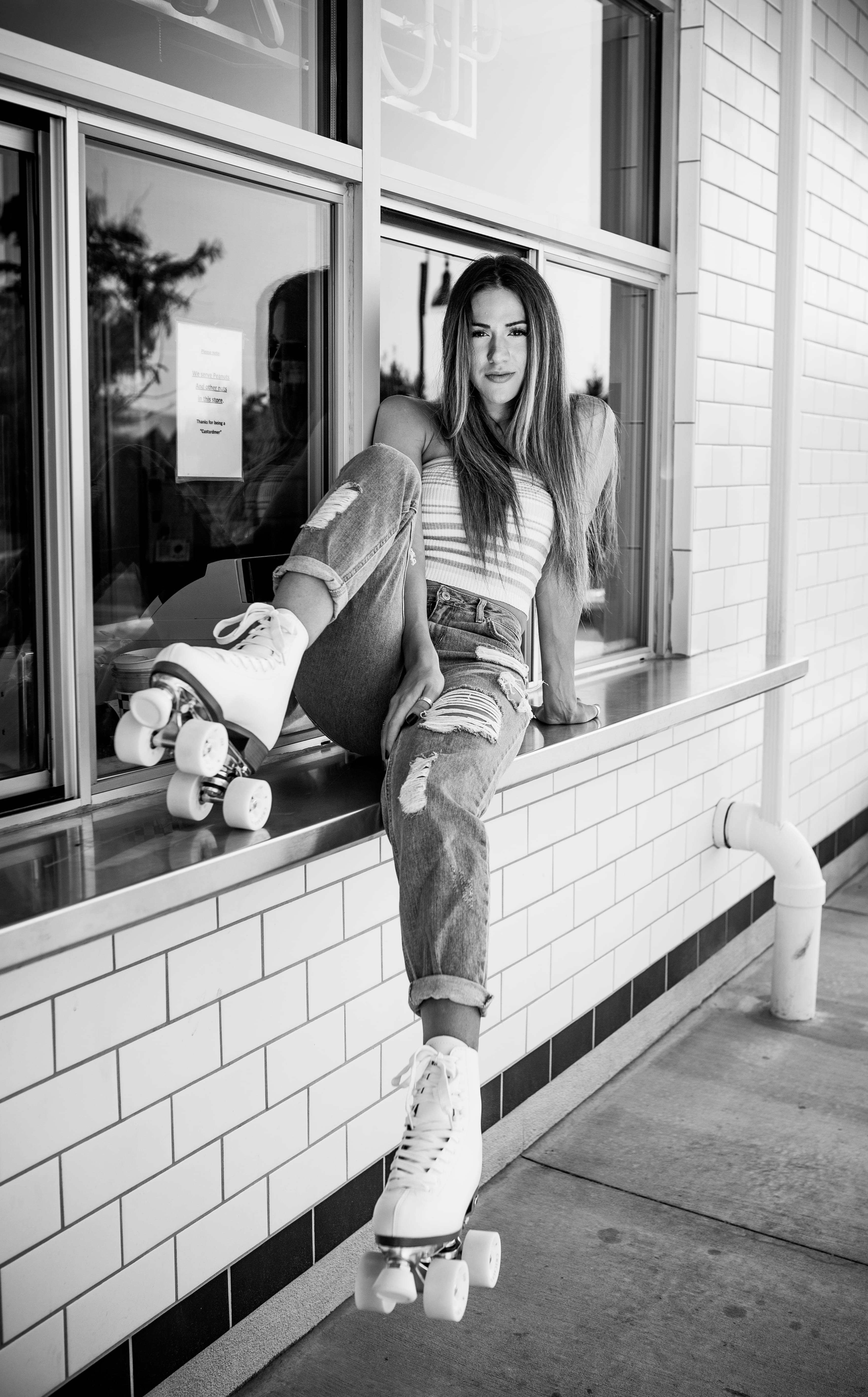 full length, looking at camera, vinatge skates, lifestyles, young female, near, 5K, fashion, beautiful, teenager, black and white, bw, female, hipster, Phone HD Wallpaper