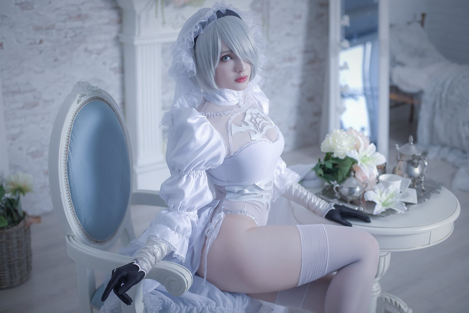 silver hair, thighs, video game girls, white clothing, model, Sai Westwood, 2B (Nier: Automata), short hair, hair over one eye, women indoors, looking at viewer, HD Wallpaper