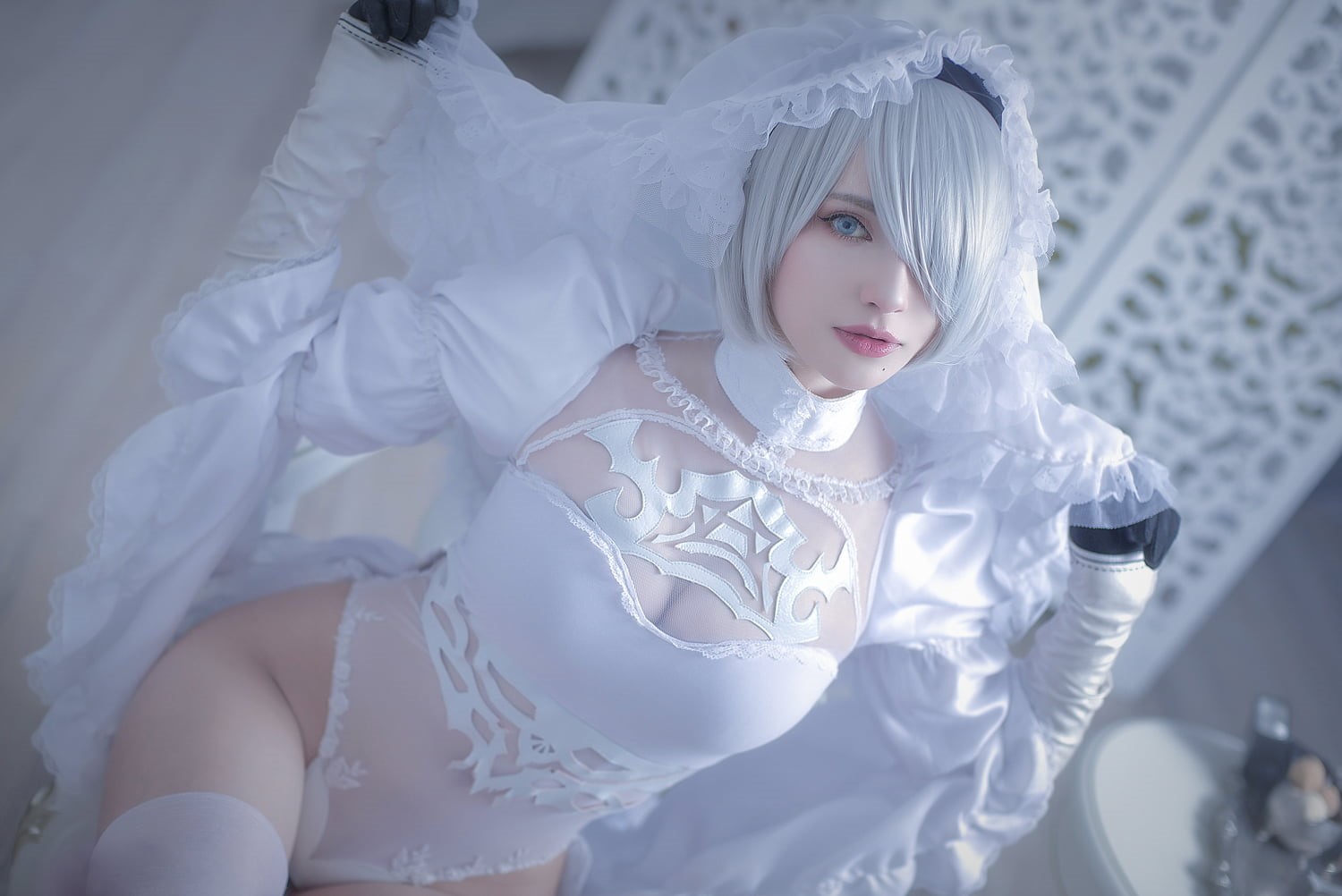 indoors, short hair, women indoors, thigh-highs, hair over one eye, women, silver hair, 720P, cosplay, video games, Nier: Automata, Sai Westwood, 2B, video game girls, HD Wallpaper