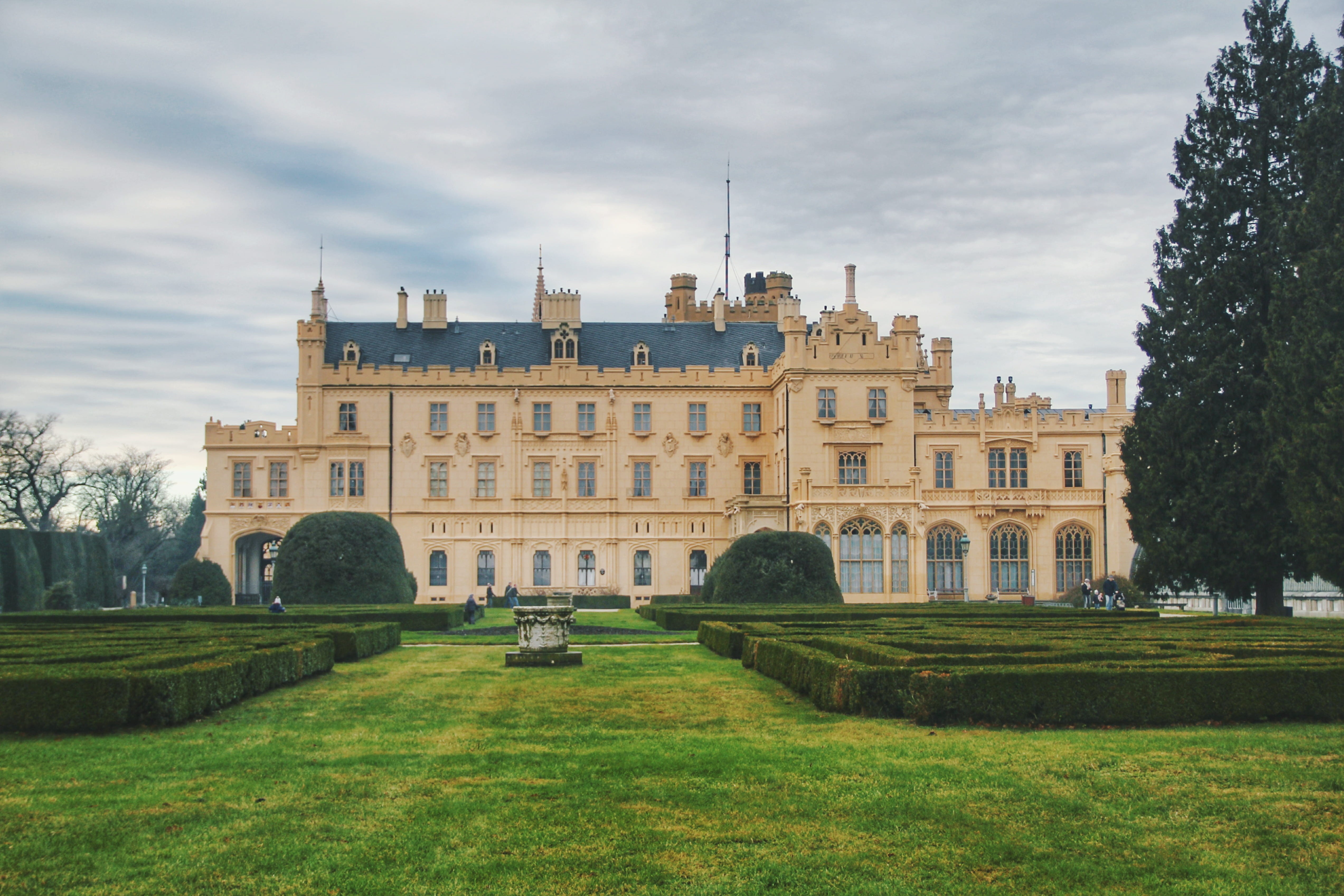 travel destinations, lawn, history, landmark, park, scenic, tree, 4K, building exterior, sky, building, tourism, landscape, bush, city, cloud - sky, no people, HD Wallpaper