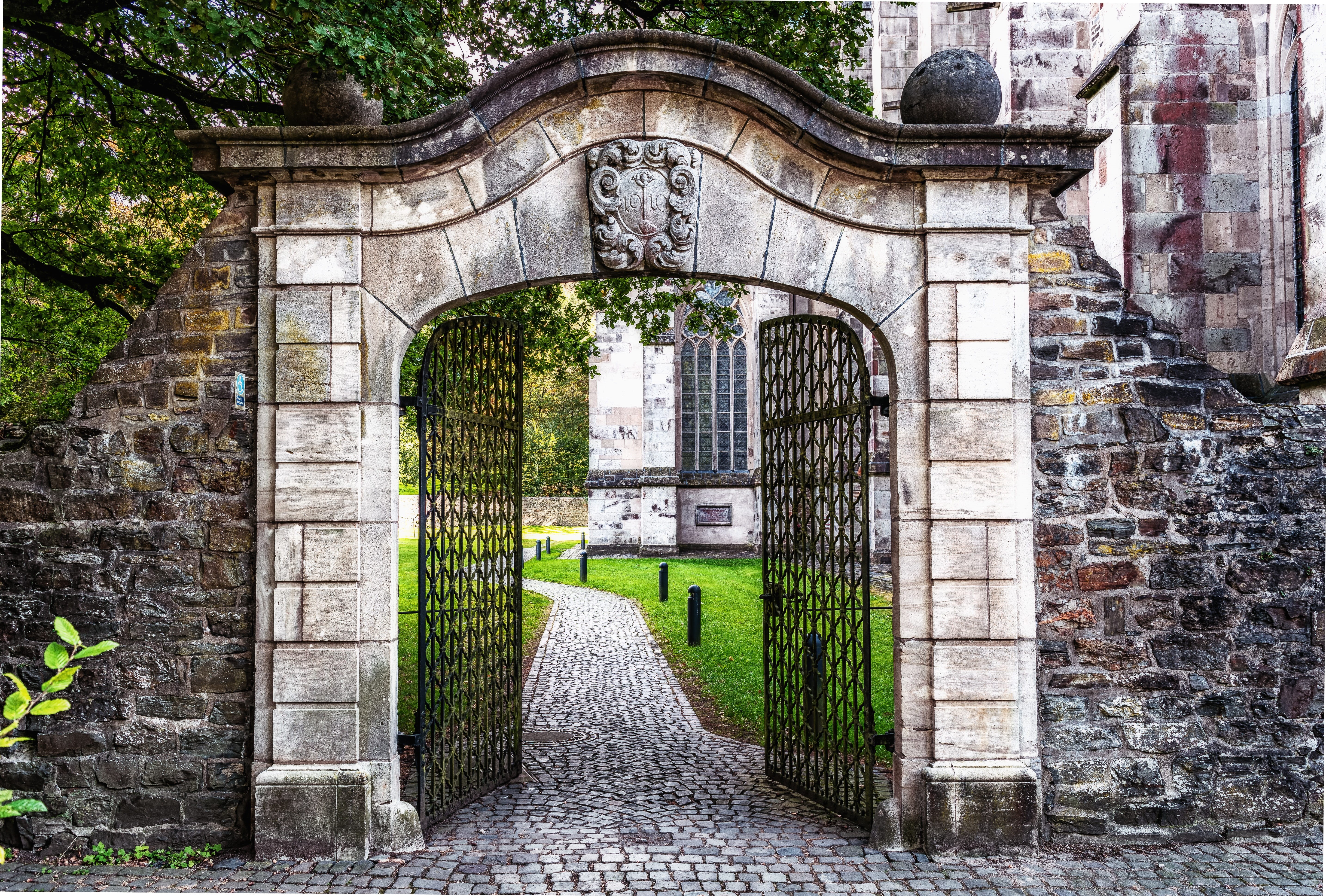 architectural column, path, entrance, urban, pavement, traditional, town, door, no people, windows, gray, 5K, artwork, architecture, city, history, wrought iron, HD Wallpaper