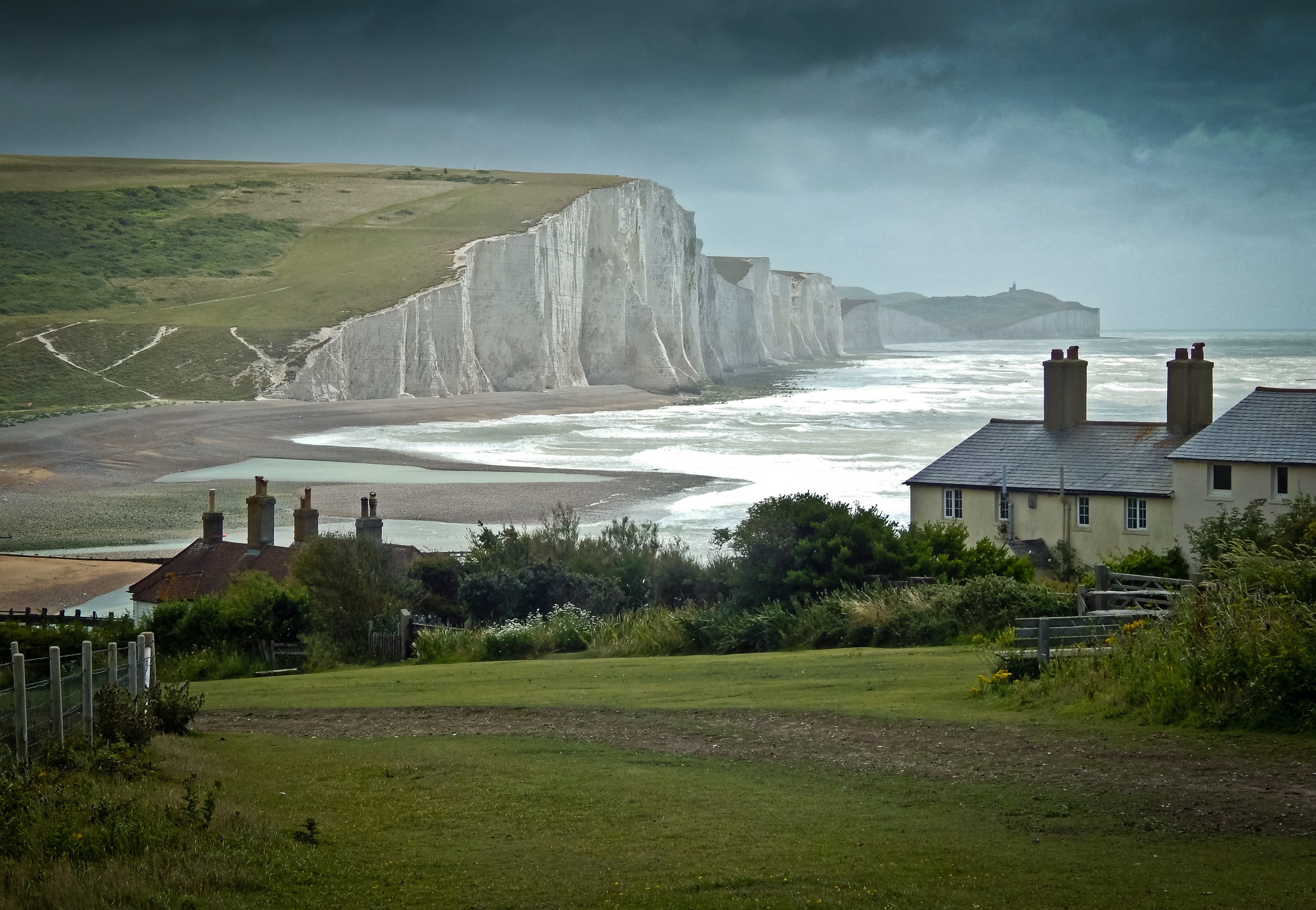 wooden, green, daytime, 4K, sky, beauty in nature, plant, coast, beach, landscape, seaside, sisters, cliff, trees, seven, building, cuckmere, leaf, grass, HD Wallpaper