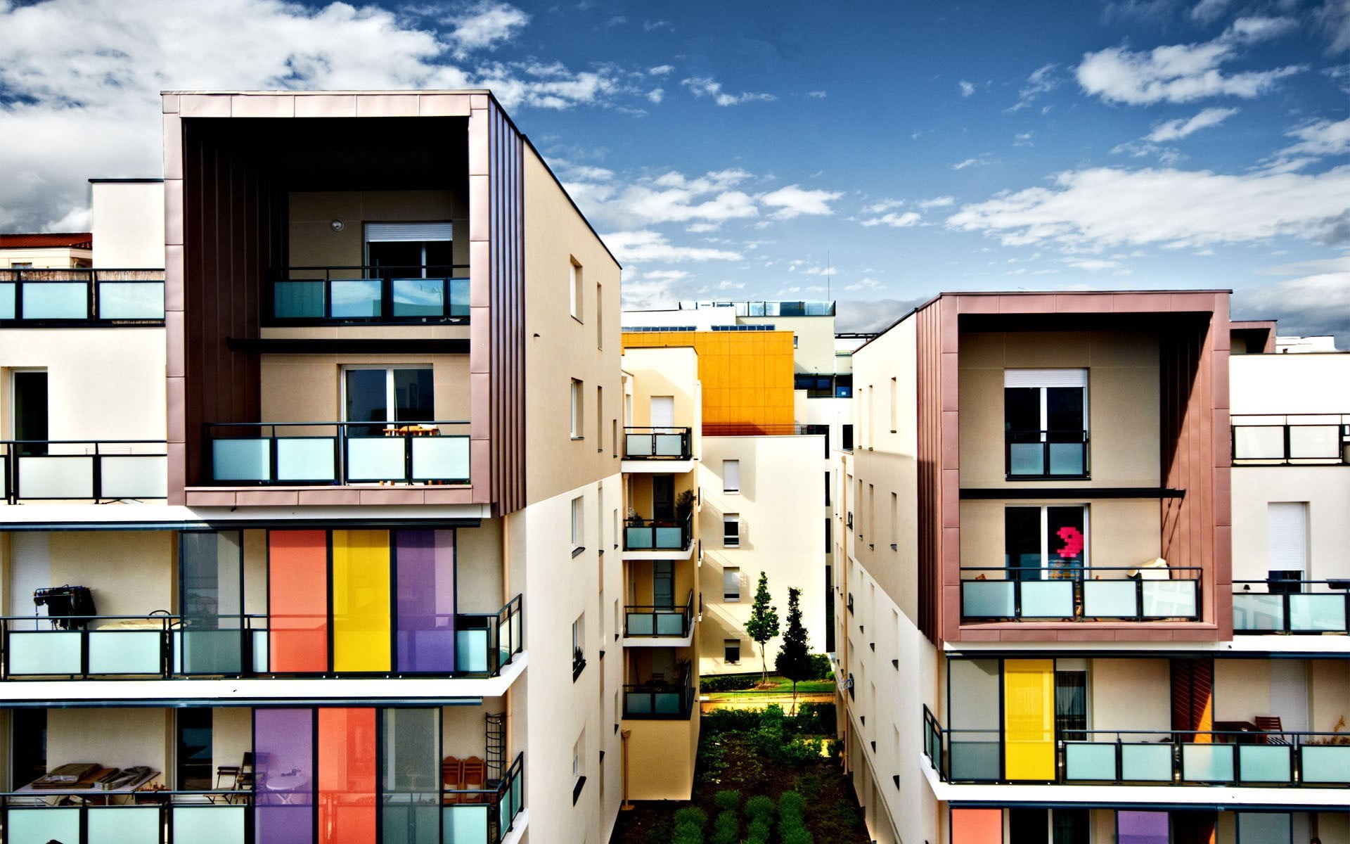 outdoors, cloud - sky, low angle view, no people, city, building exterior, balcony, window, residential district, built structure, apartments, daytime, HD Wallpaper