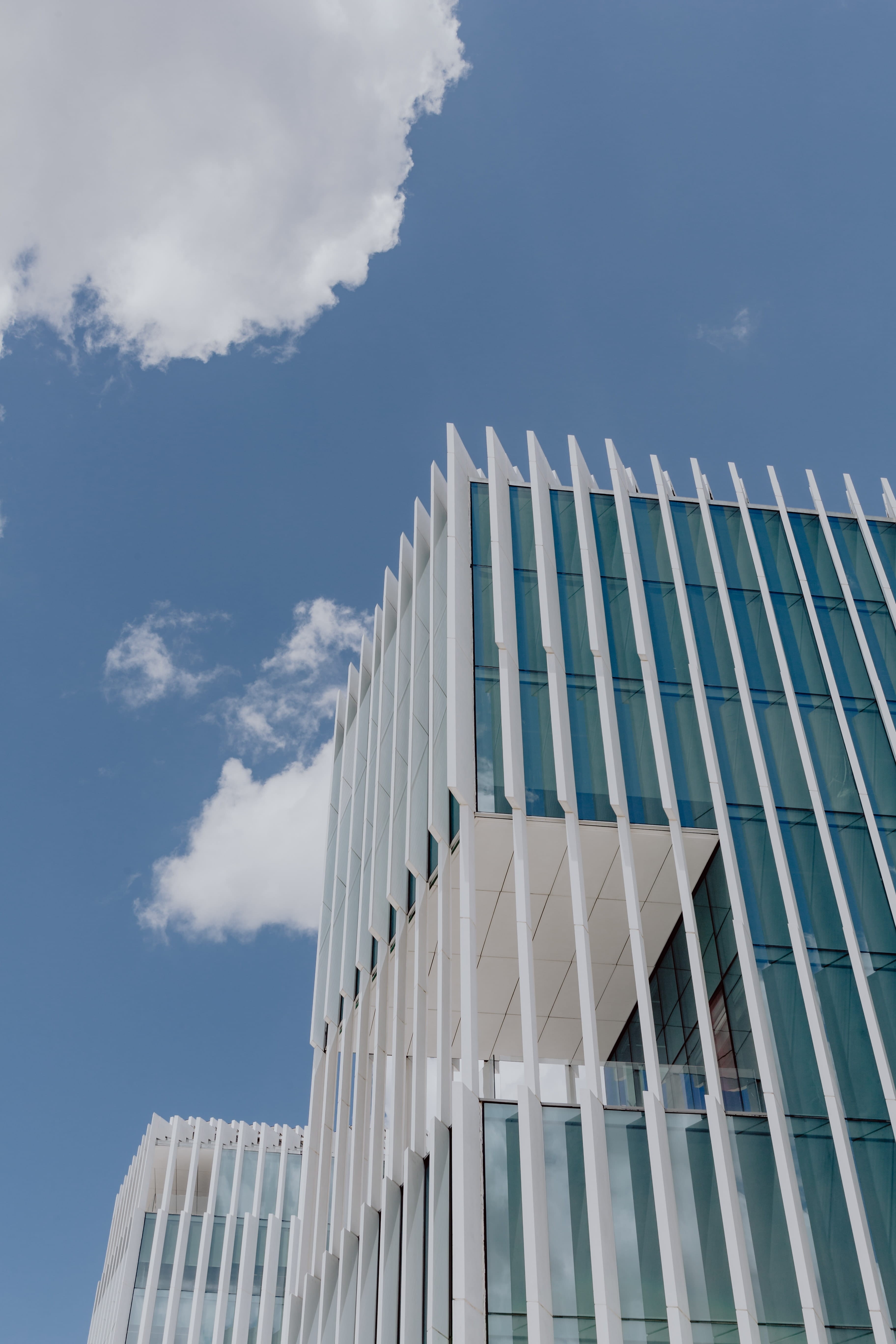 built structure, day, cloud - sky, sky, nature, pattern, architecture, window, white color, building exterior, white, portugal, architect, office, low angle view, Phone HD Wallpaper