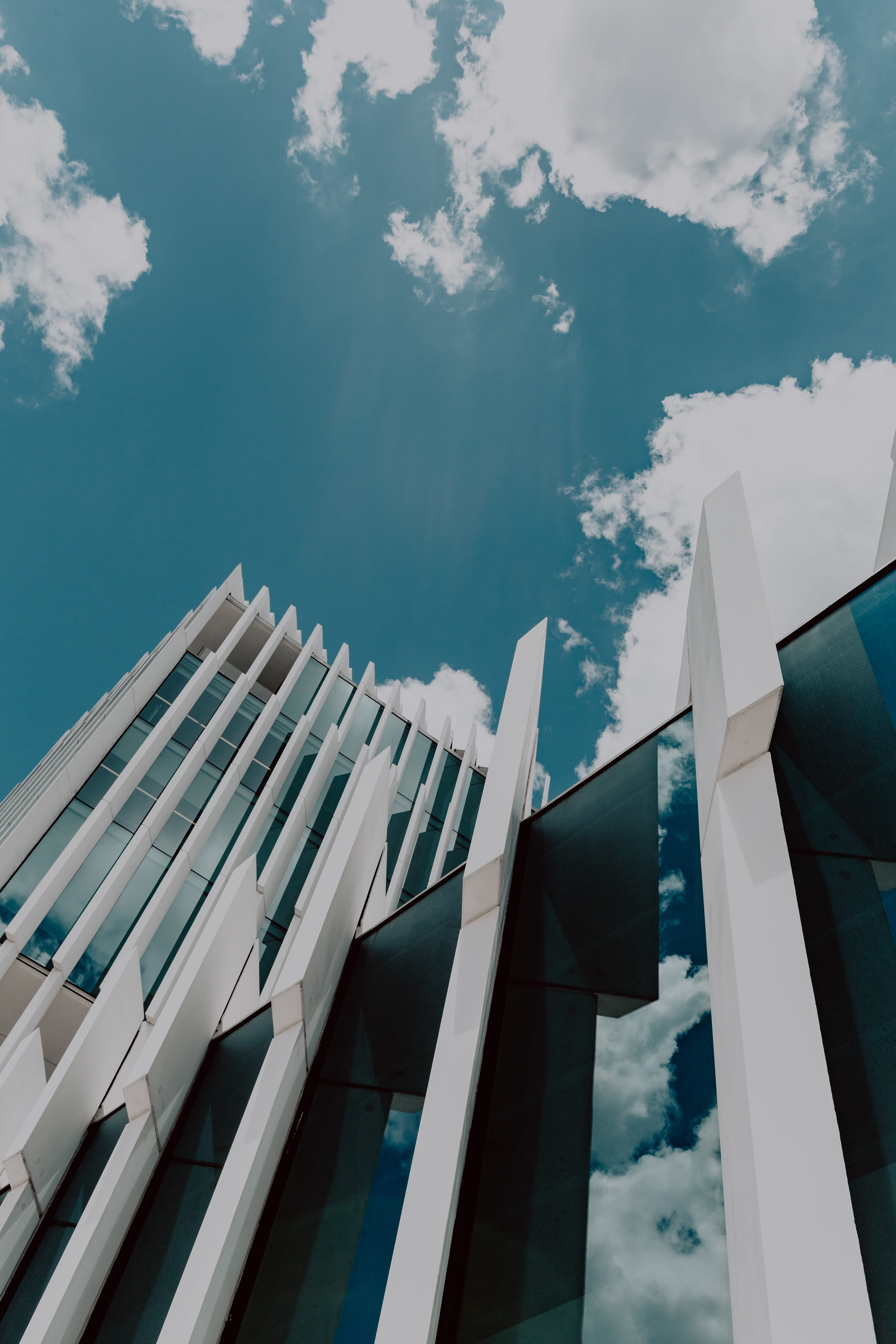 skyscraper, 5K, built structure, no people, sky, contemporary, white, edp, office building exterior, reflection, tower, lisboa, cloud - sky, pattern, lisbon, Phone HD Wallpaper