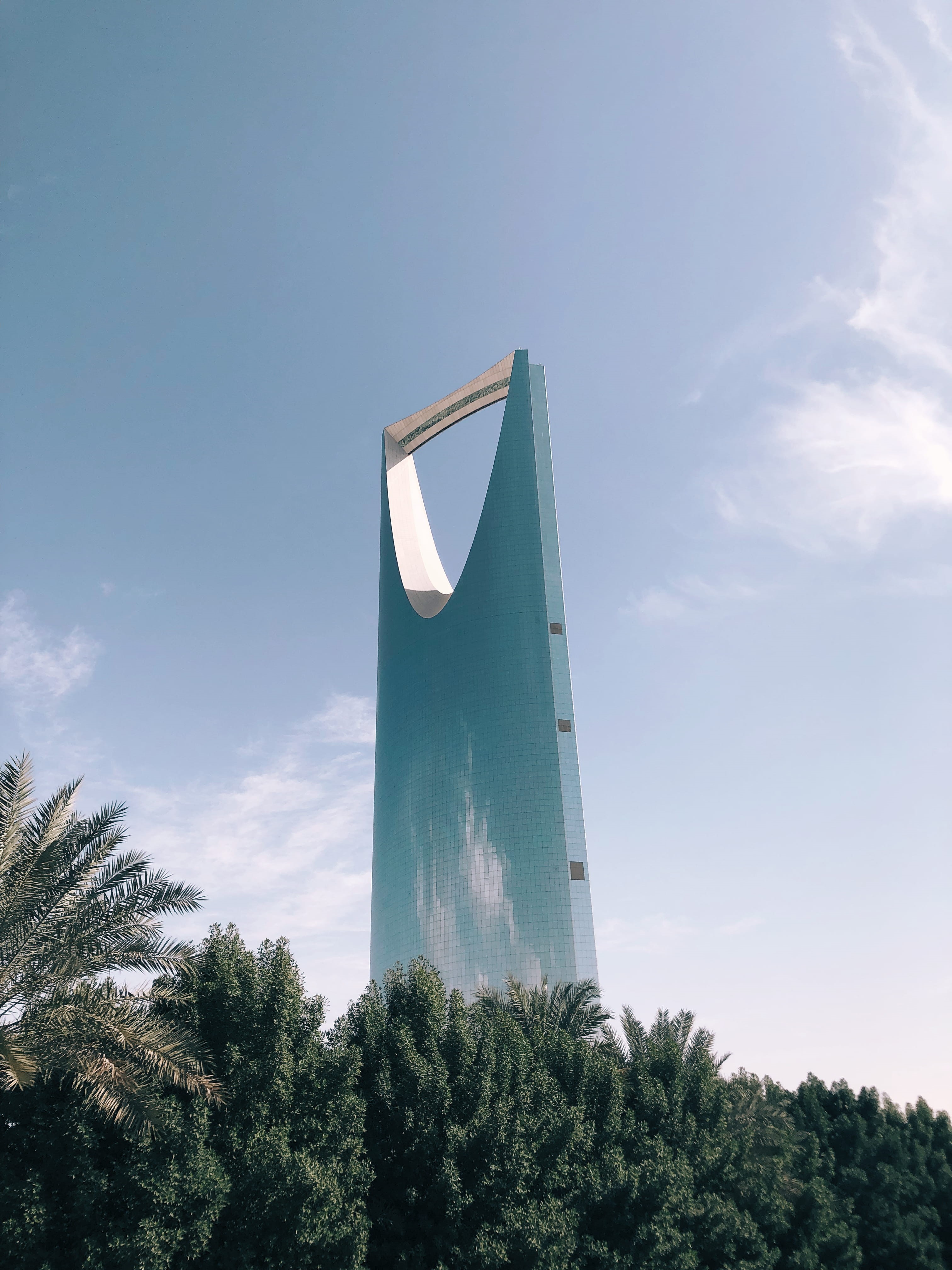 rise, tree, building, modern architecture, built structure, contemporary, nature, green color, Kingdom Centre, sunny, 4K, tranquility, sky, building exterior, Phone HD Wallpaper