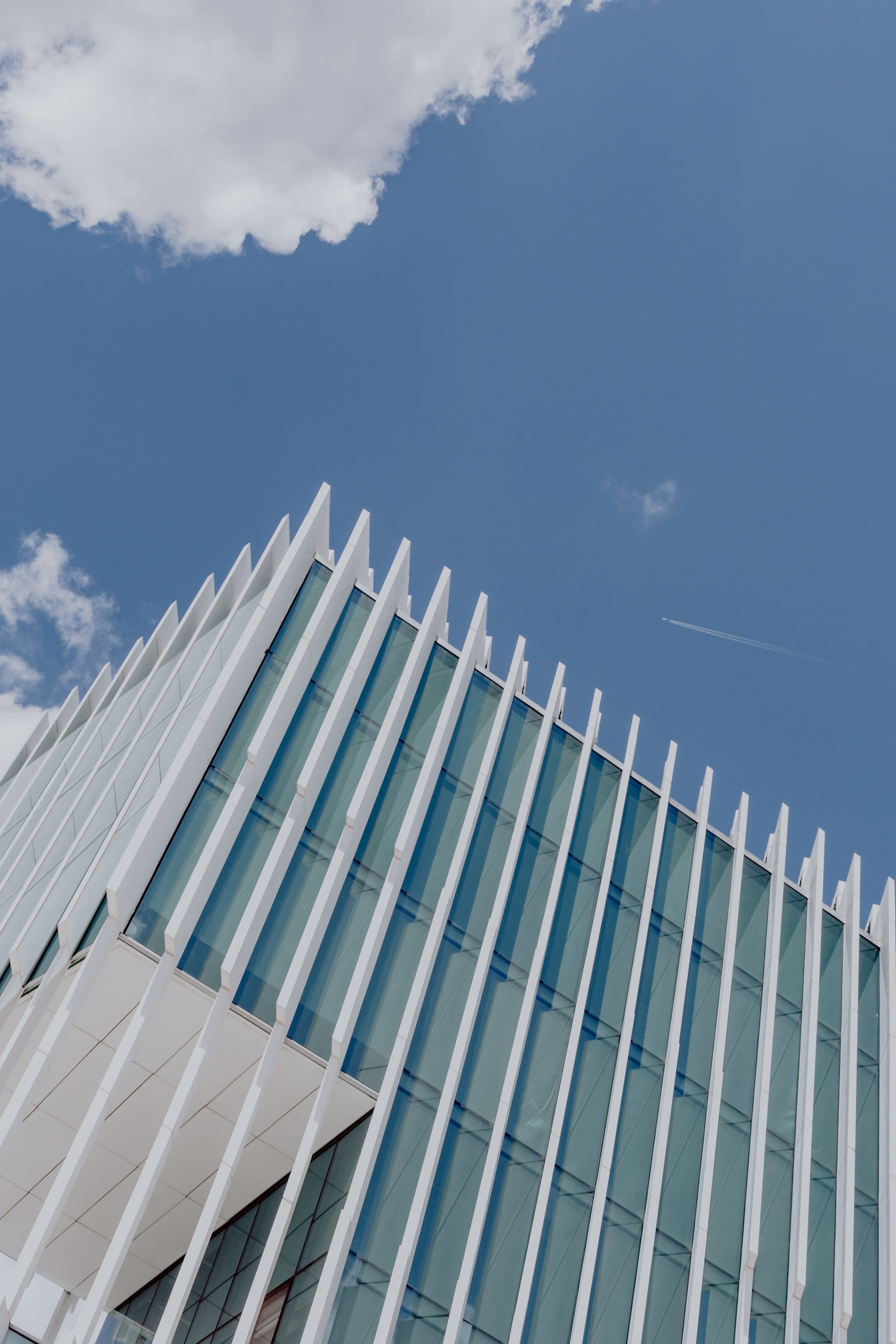 low angle view, minimalist, lisboa, portugal, mateus, outdoors, city, aires, building exterior, day, glass - material, white, office building exterior, Phone HD Wallpaper