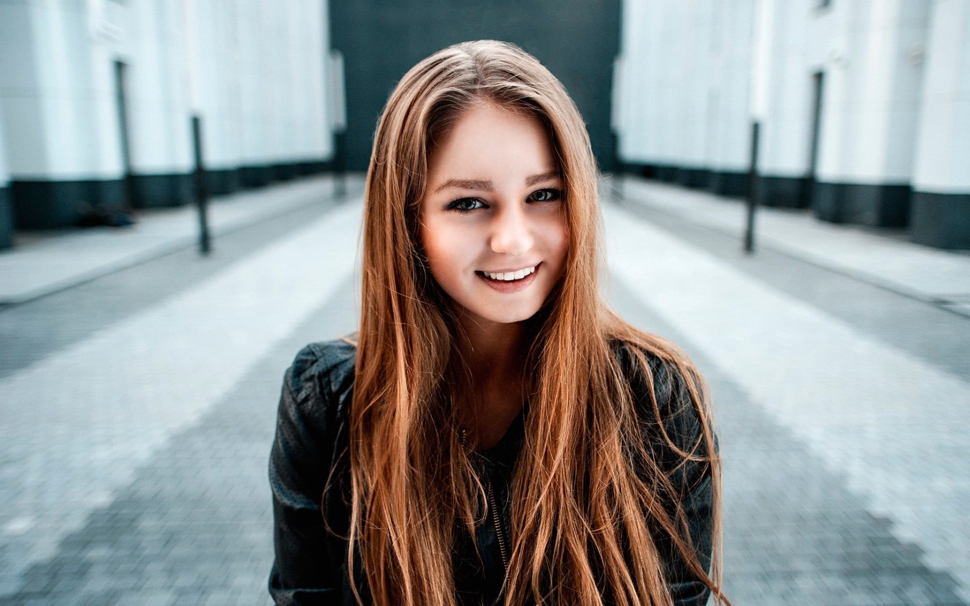 one Person, young Adult, urban Scene, casual Clothing, looking at viewer, human Face, positive Emotion, depth of field, 1080P, summer, cute, long Hair, HD Wallpaper
