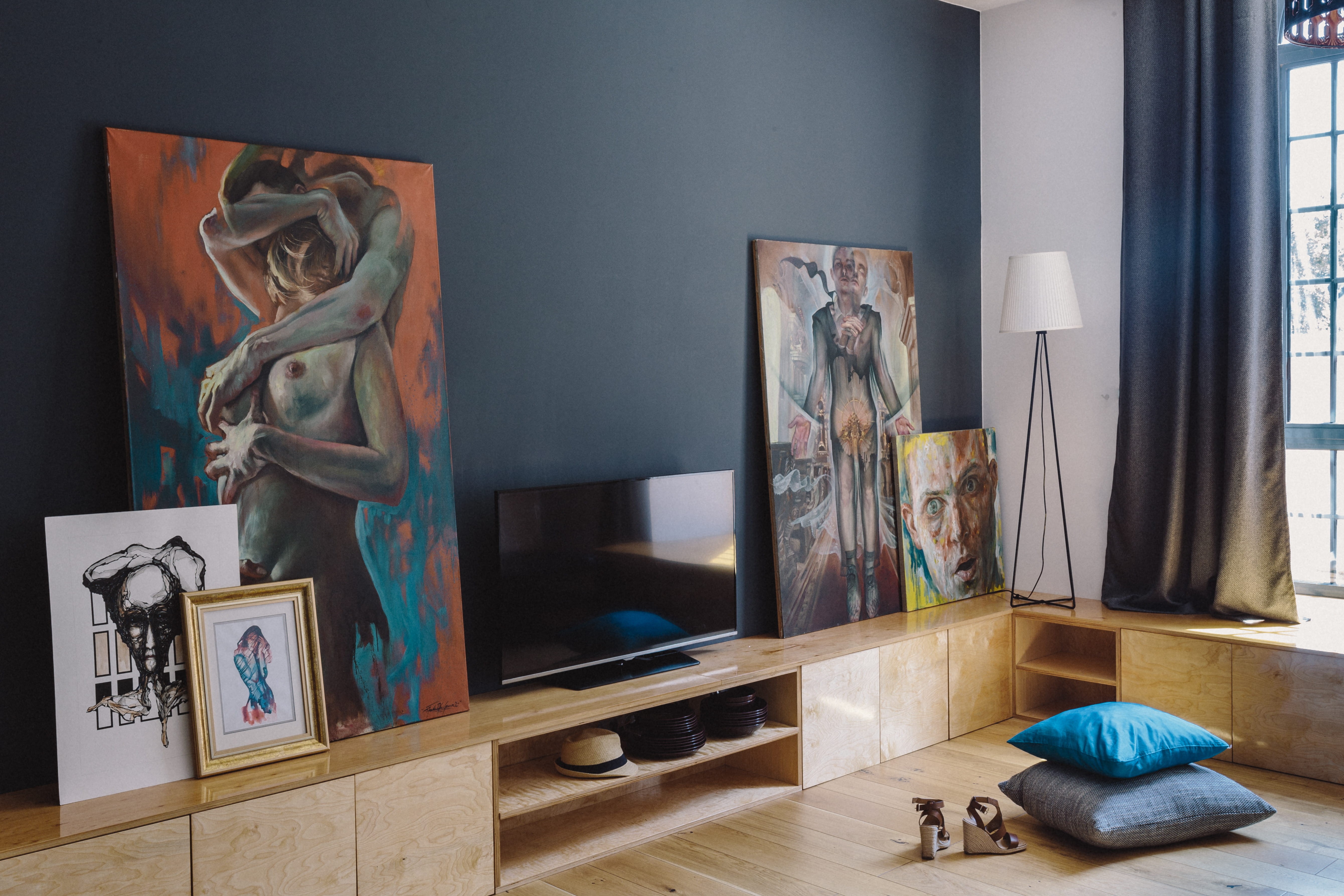 creativity, living Room, bedroom, art, no People, flooring, male likeness, brick walls, craft, domestic Room, paintings, dark walls, sculpture, Modern, HD Wallpaper
