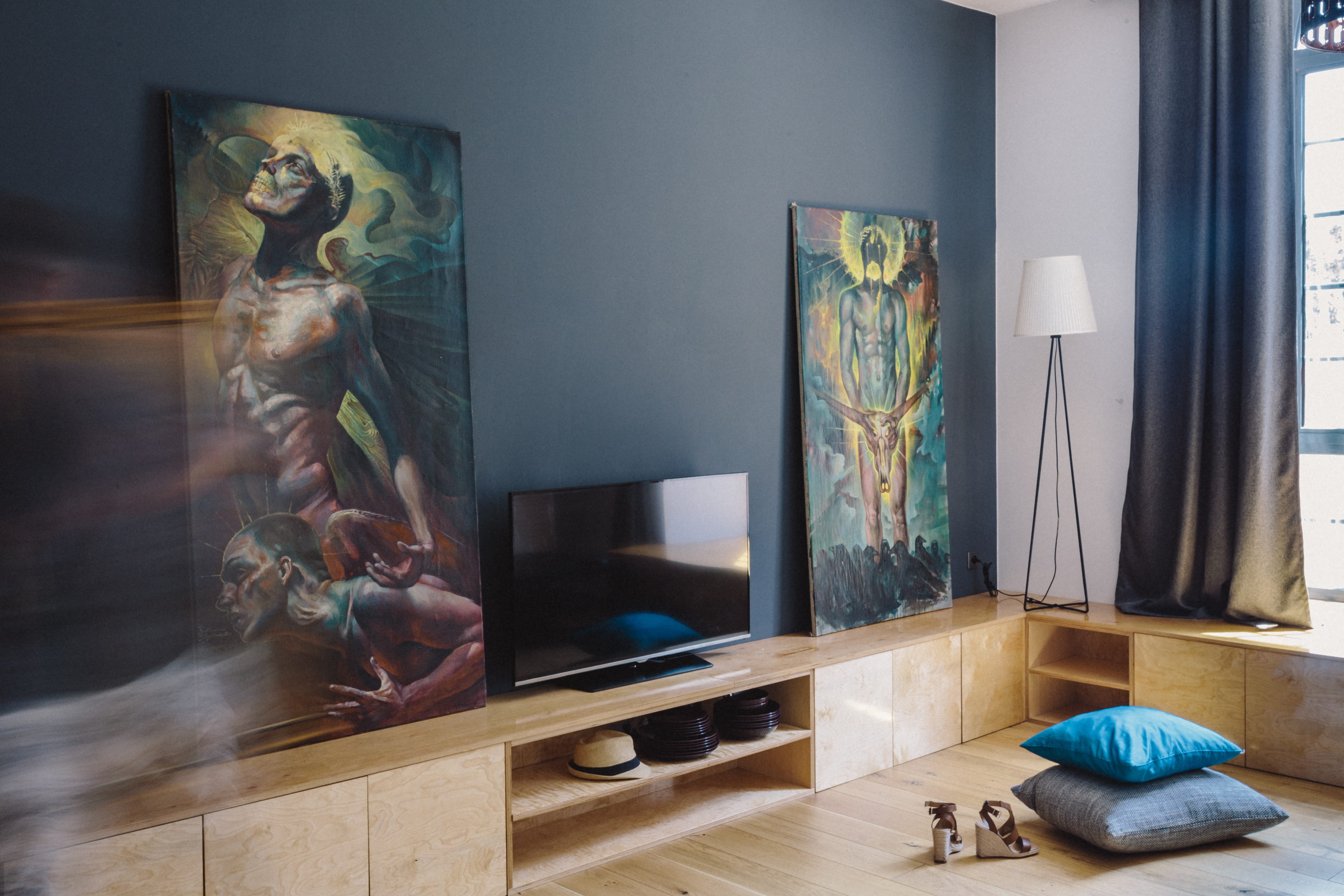 brick walls, indoors, 5K, arts culture and entertainment, flooring, table, representation, paintings, loft apartment, human representation, domestic Room, HD Wallpaper