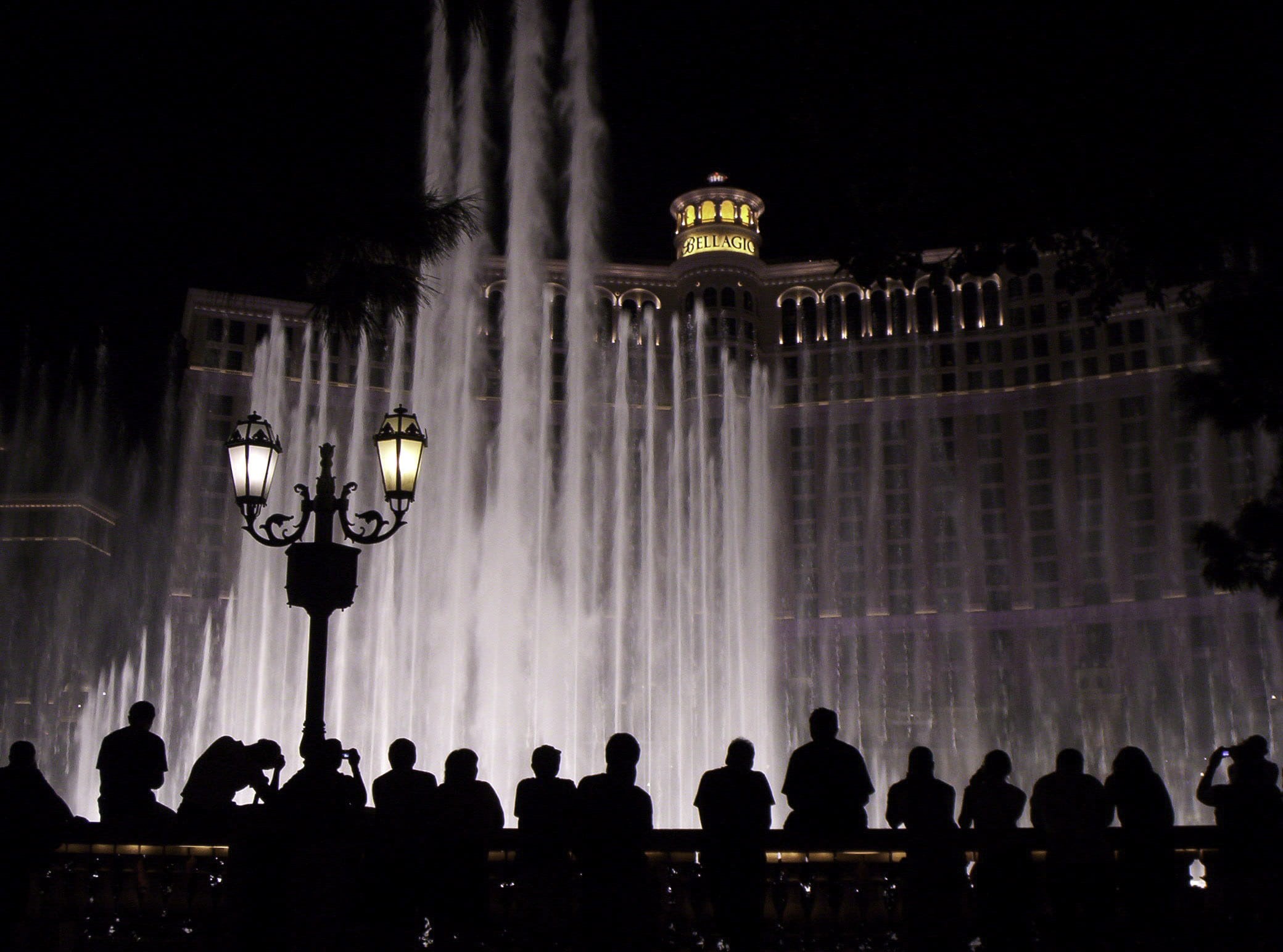 silhouette, men, casino, adult, vegas, water, built structure, group of people, audience, Casino, fountains, travel Locations, las, Las Vegas, nightlife, HD Wallpaper
