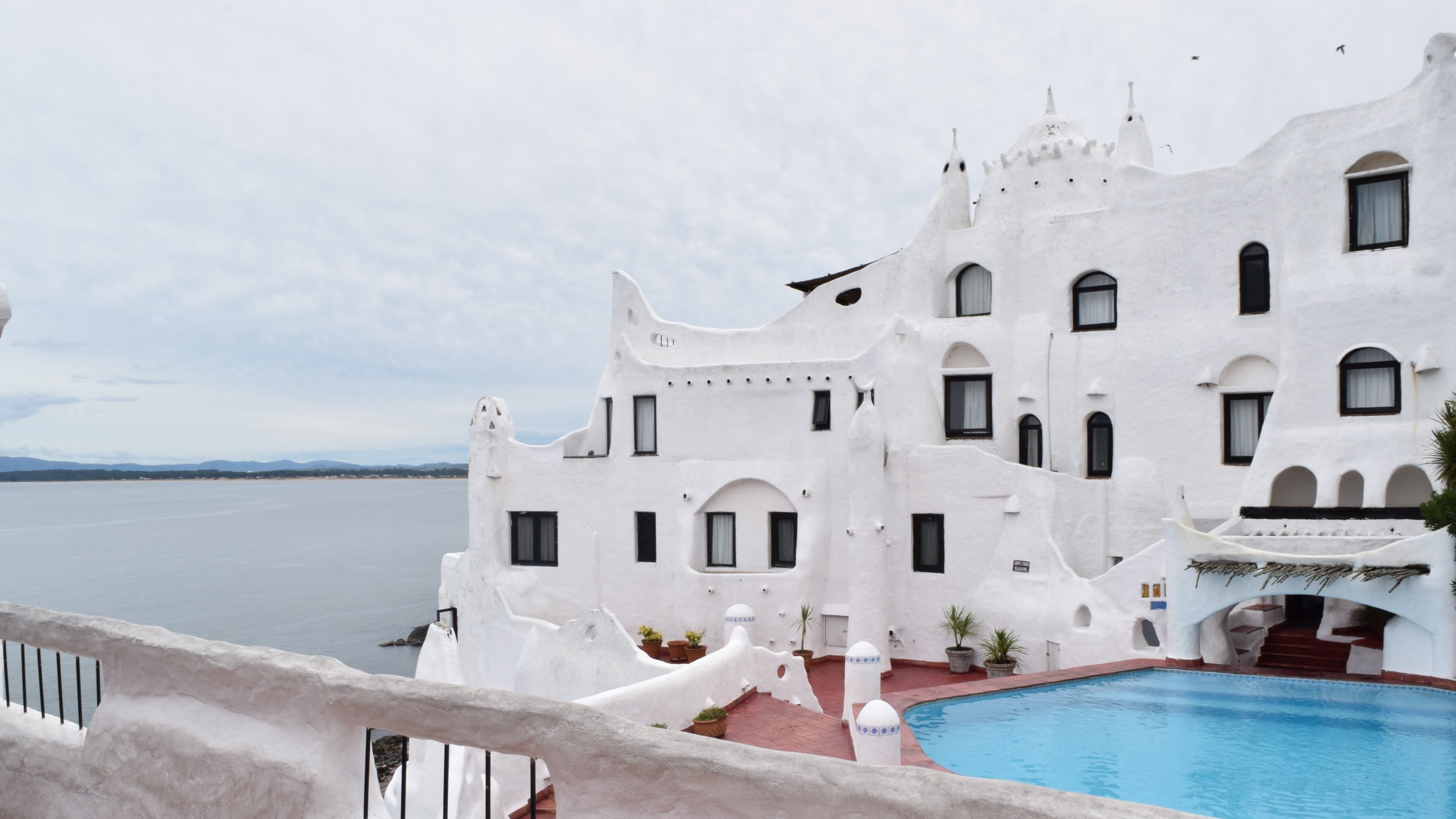 horizon, no people, white color, white, luxury, travel destinations, nature, built structure, water, hotel, outdoors, balcony, sea, architecture, railing, HD Wallpaper