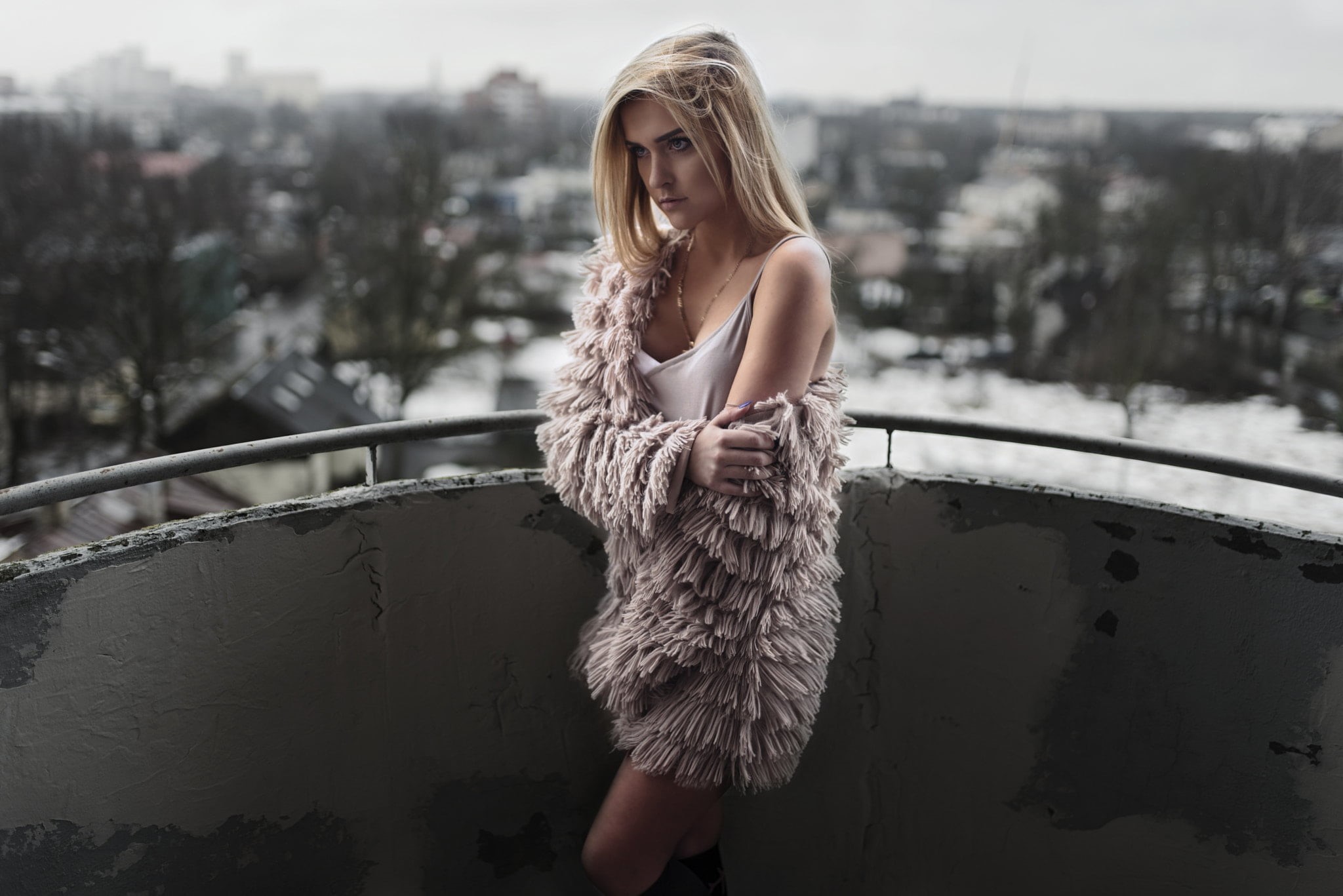 focus on foreground, lifestyles, Janis Balcuns, railing, winter, young adult, young women, 1080P, fashion, nature, day, real people, outdoors, beauty, HD Wallpaper