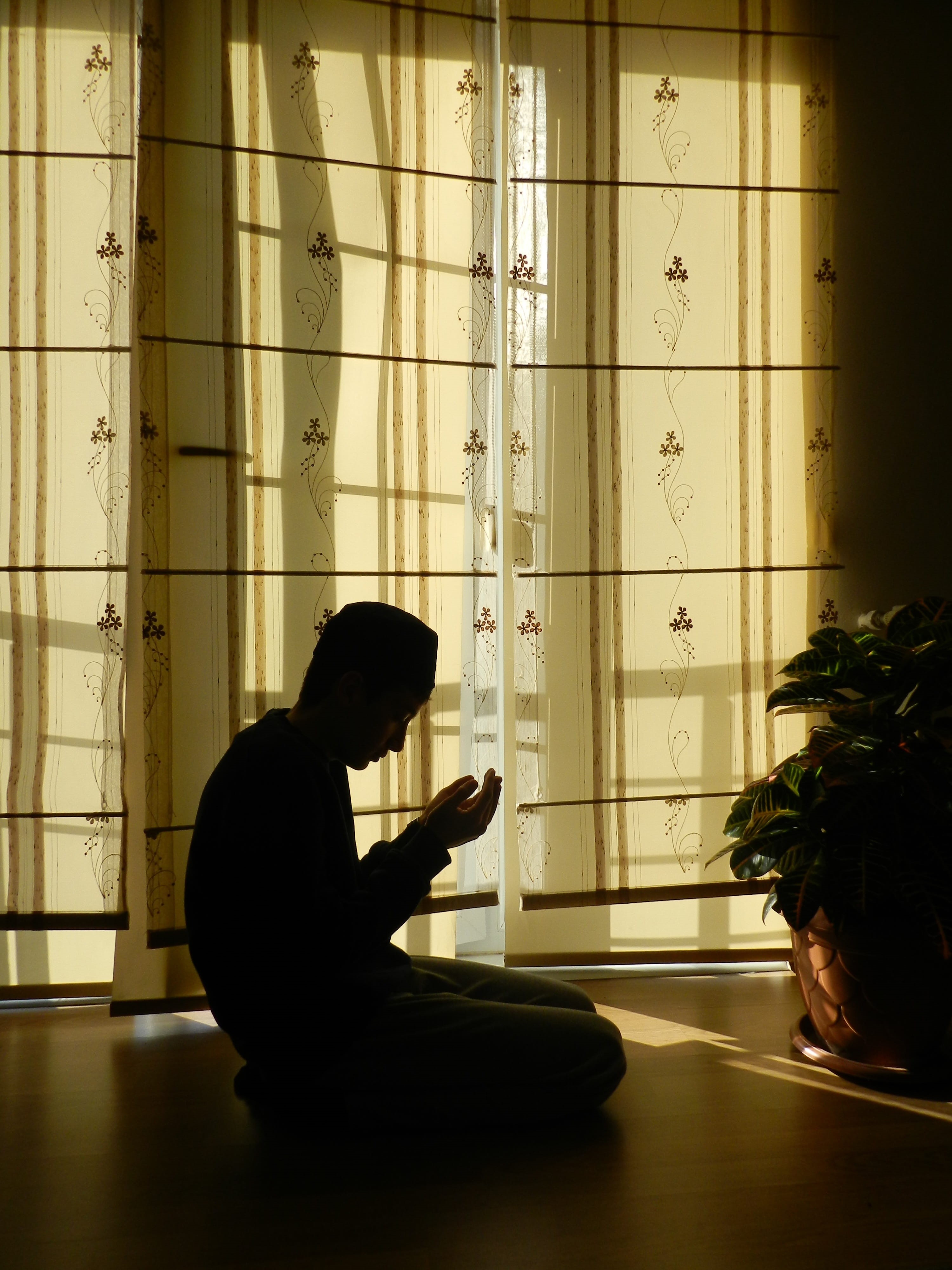 Prayer, one man only, religion, home interior, profile view, 4K, flooring, Muslim, communication, sunlight, male, men, ritual, window, day, floor, beside, Phone HD Wallpaper