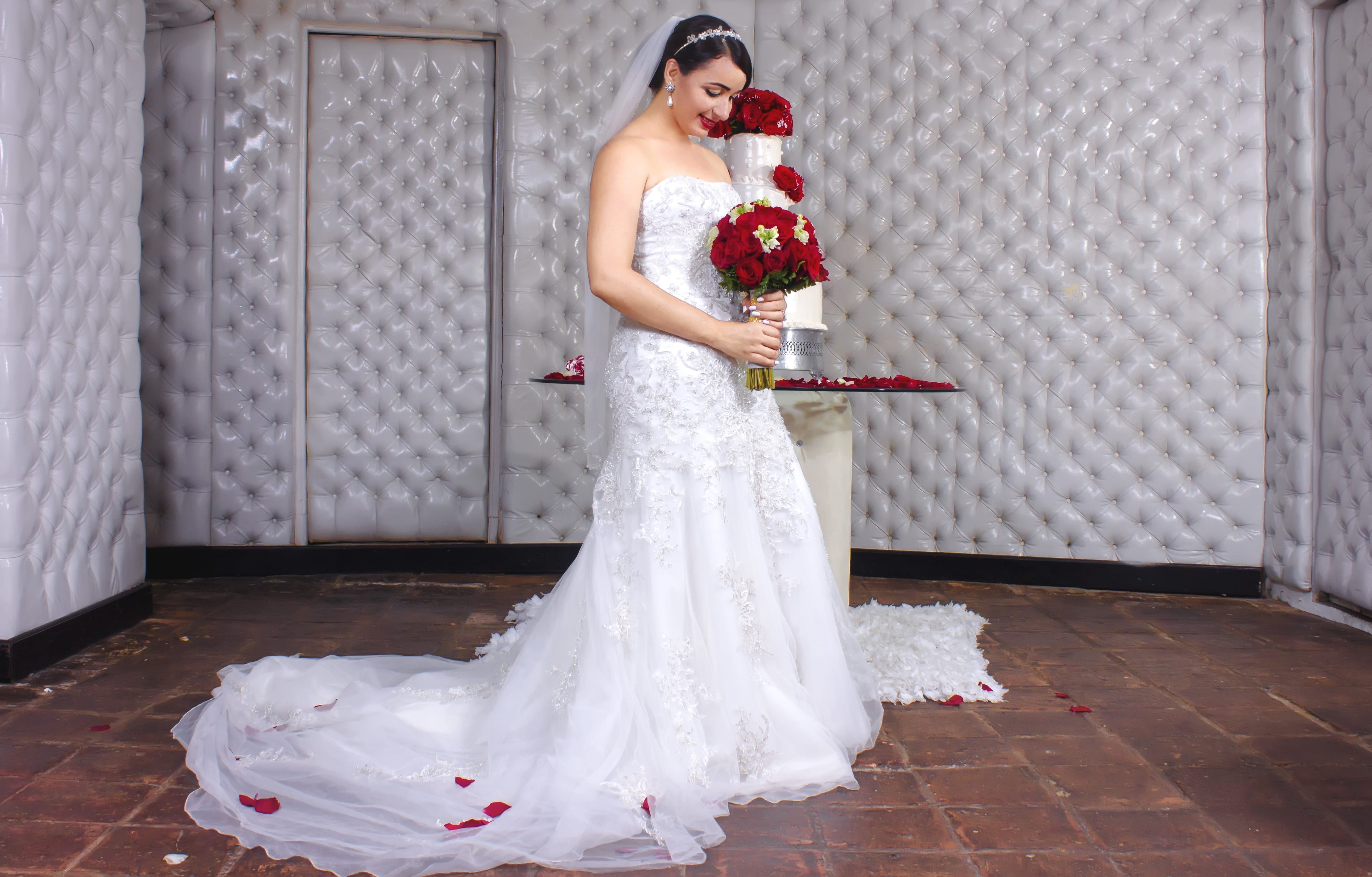 woman, couple, marry, 4K, church, young adult, life events, flower, holding, lovers, event, flowers, beautiful woman, celebration, romance, bank, romantic, HD Wallpaper