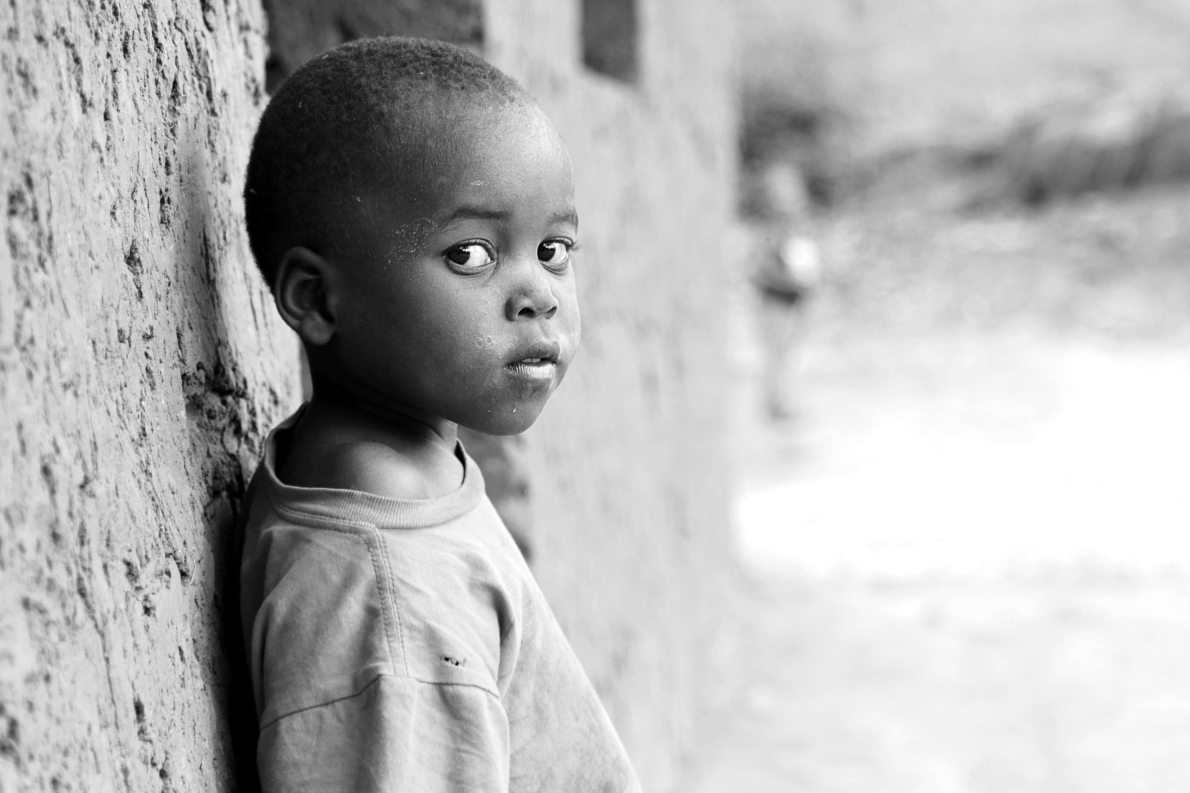 hungry, innocence, 4K, social issues, people, one person, portrait, sadness, village, africa, casual clothing, boy, emotion, childhood, outdoors, boys, HD Wallpaper