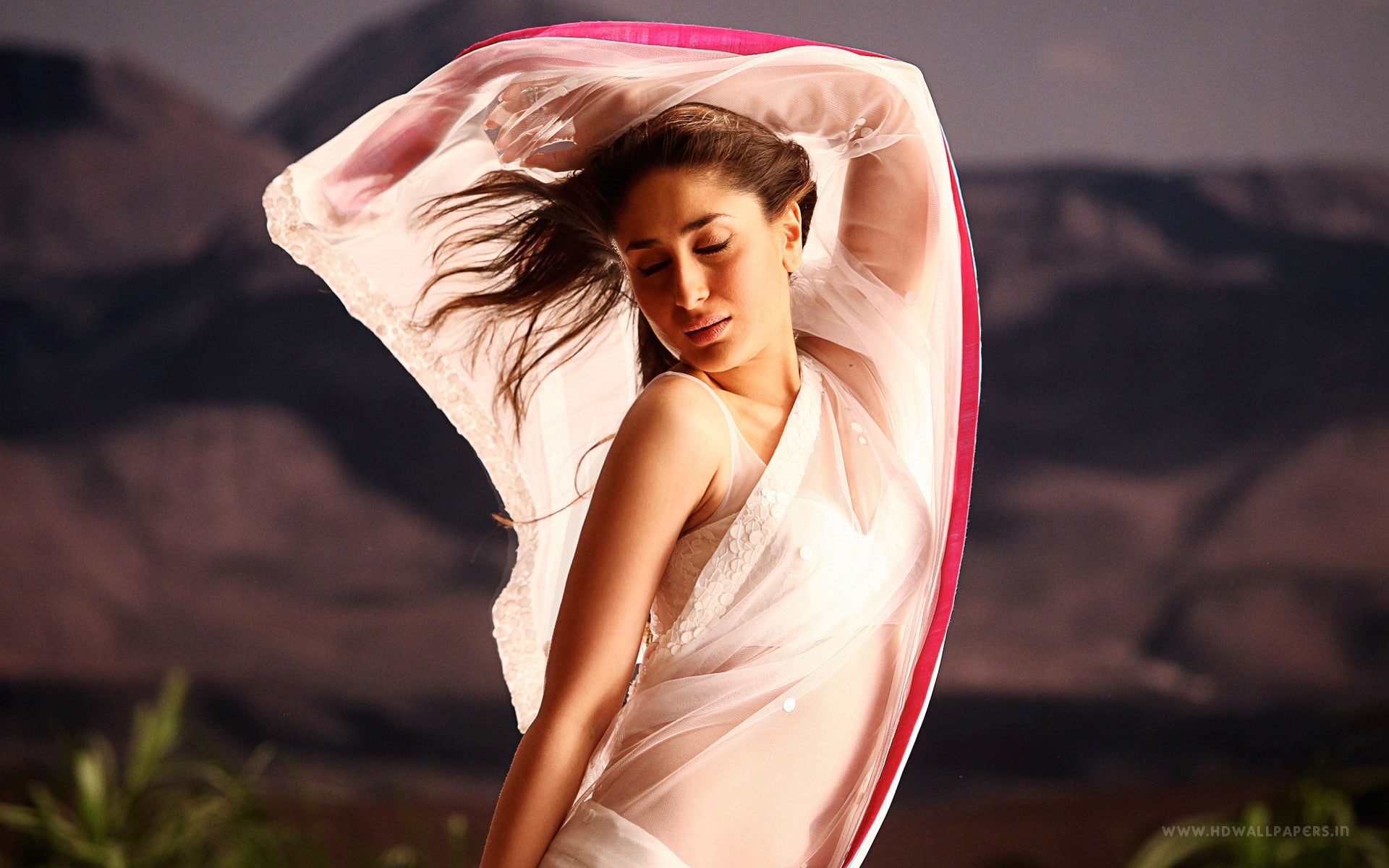 dancing, Kareena, 1080P, young women, hair, clothing, beauty, sunlight, adult, hairstyle, waist up, human arm, focus on foreground, one person, Bollywood, HD Wallpaper