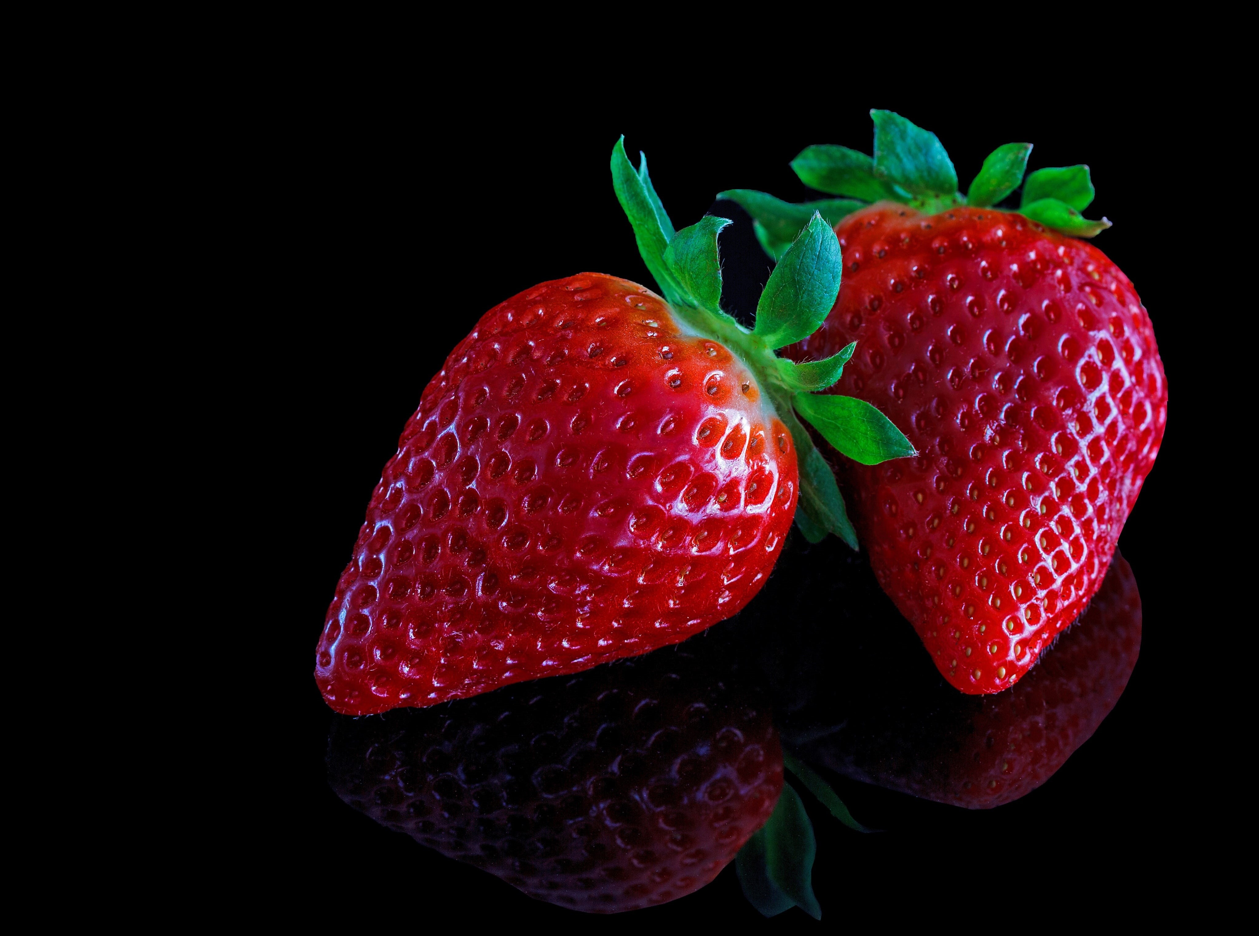 strawberries, studio shot, Reflections, copy space, background, Black, juicy, ripe, two, fruit, Food and Drink, 4K, stilllife, still life, berry fruit, HD Wallpaper