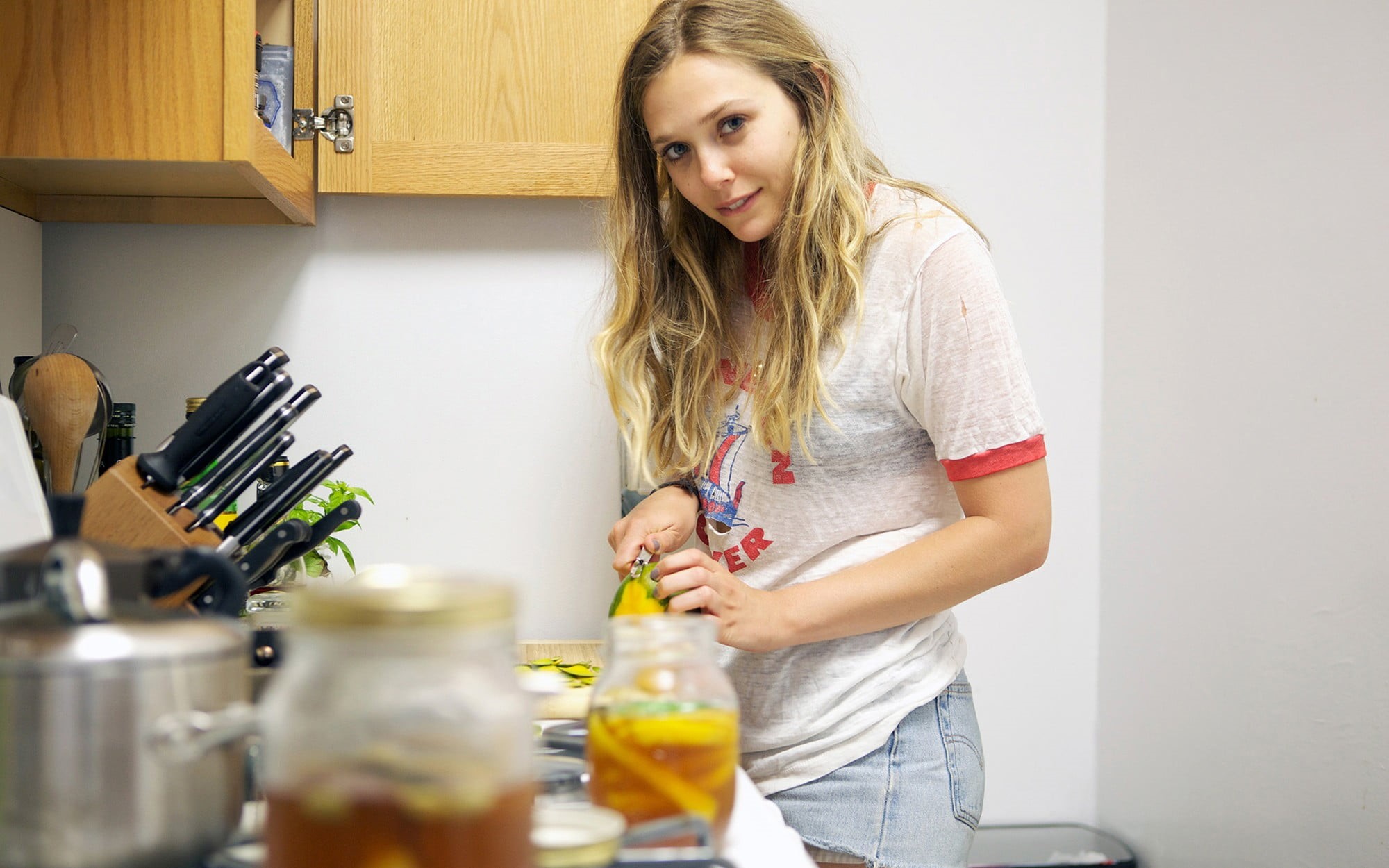 preparing food, domestic life, adult, preparation, actress, casual clothing, kitchen utensil, kitchen, beauty, vegetarian food, celebrity, women, home, HD Wallpaper