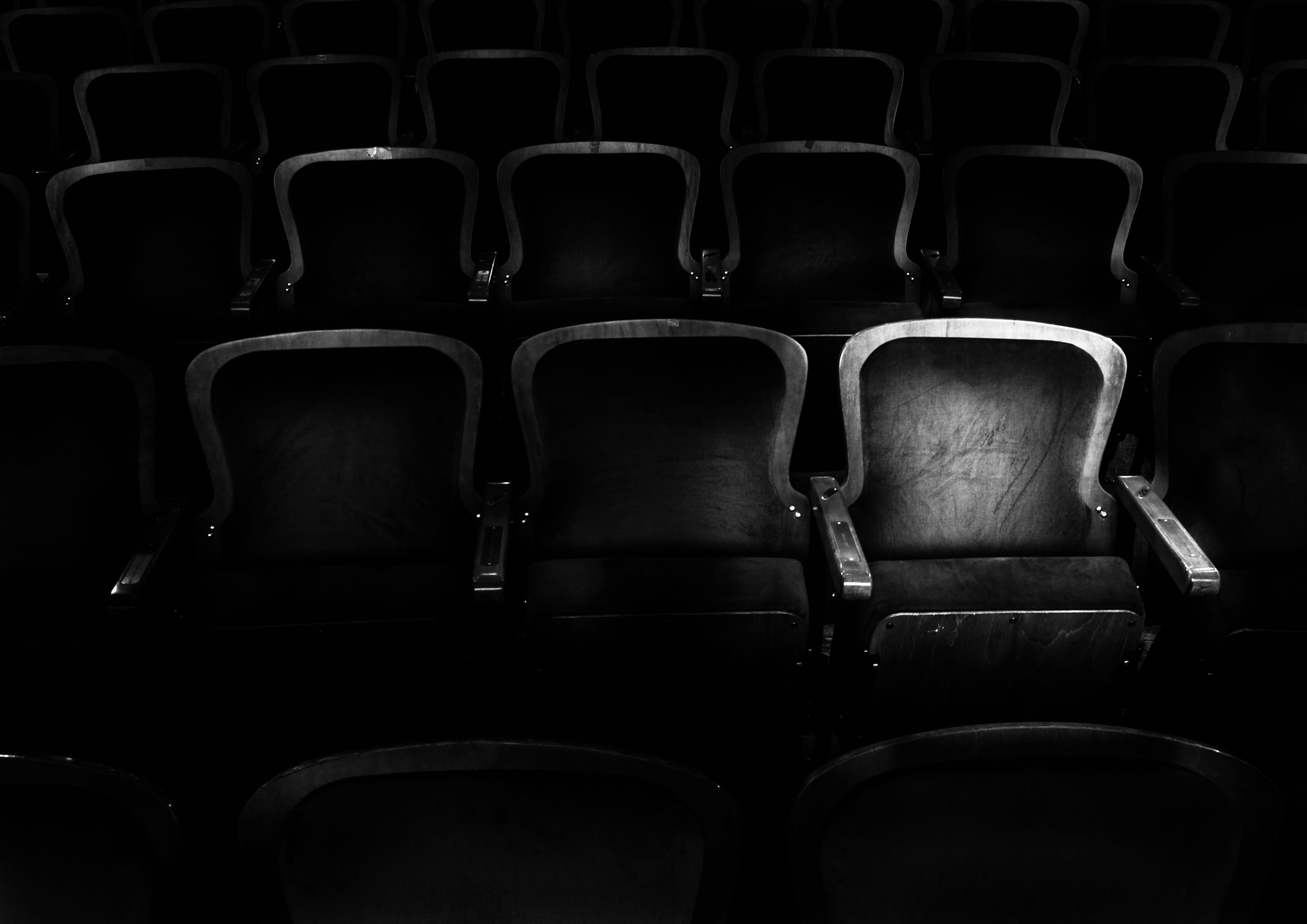 grayscale, photography, repetition, auditorium, film industry, gang, chair, black and white, large group of objects, cinema, lonely, movie theater, arrangement, HD Wallpaper