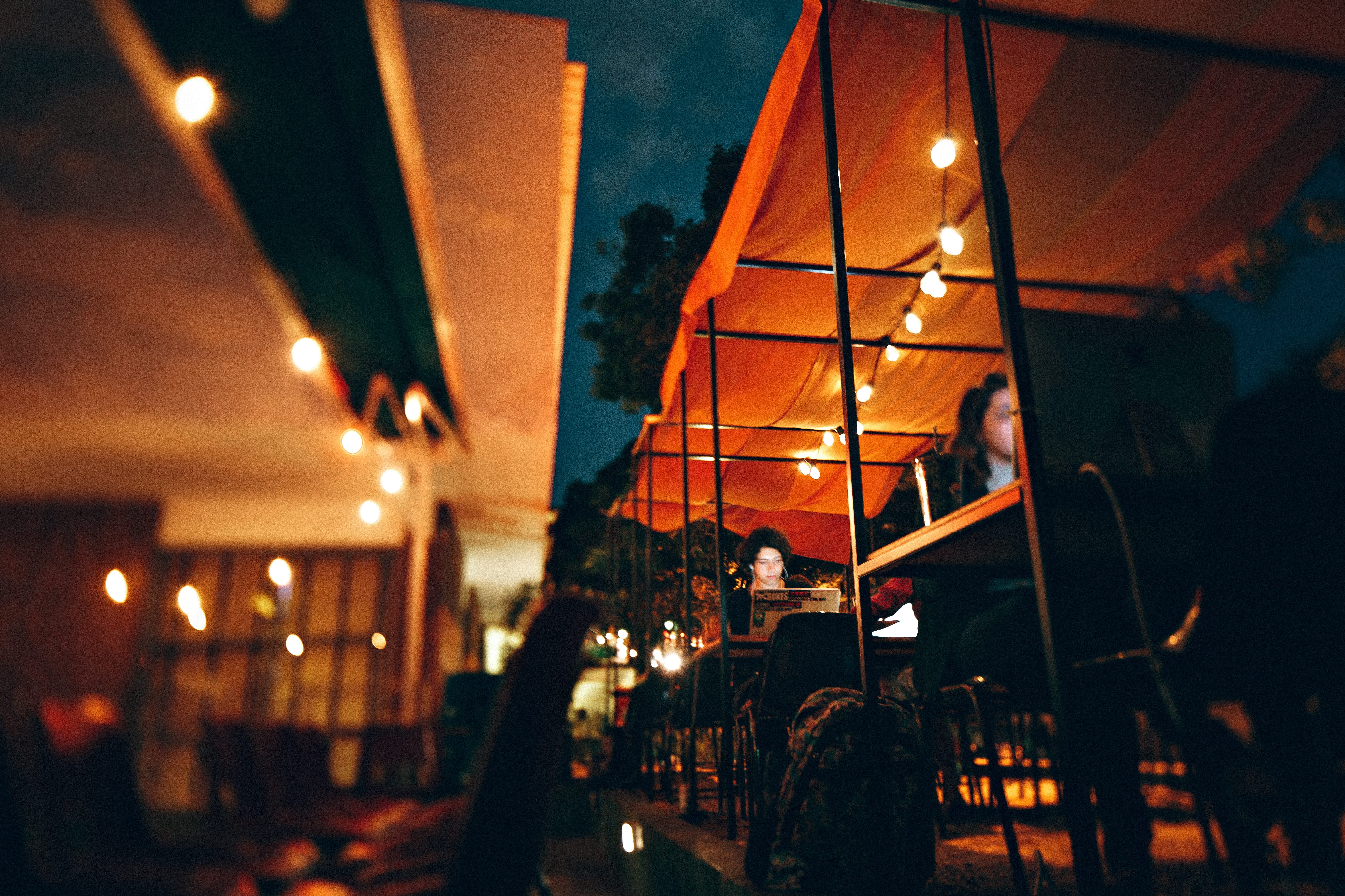 computer, illuminated, using, blur, electronics, group of people, concentration, laptops, night time, adult, city, awning, retail, people, urban, restaurant, HD Wallpaper